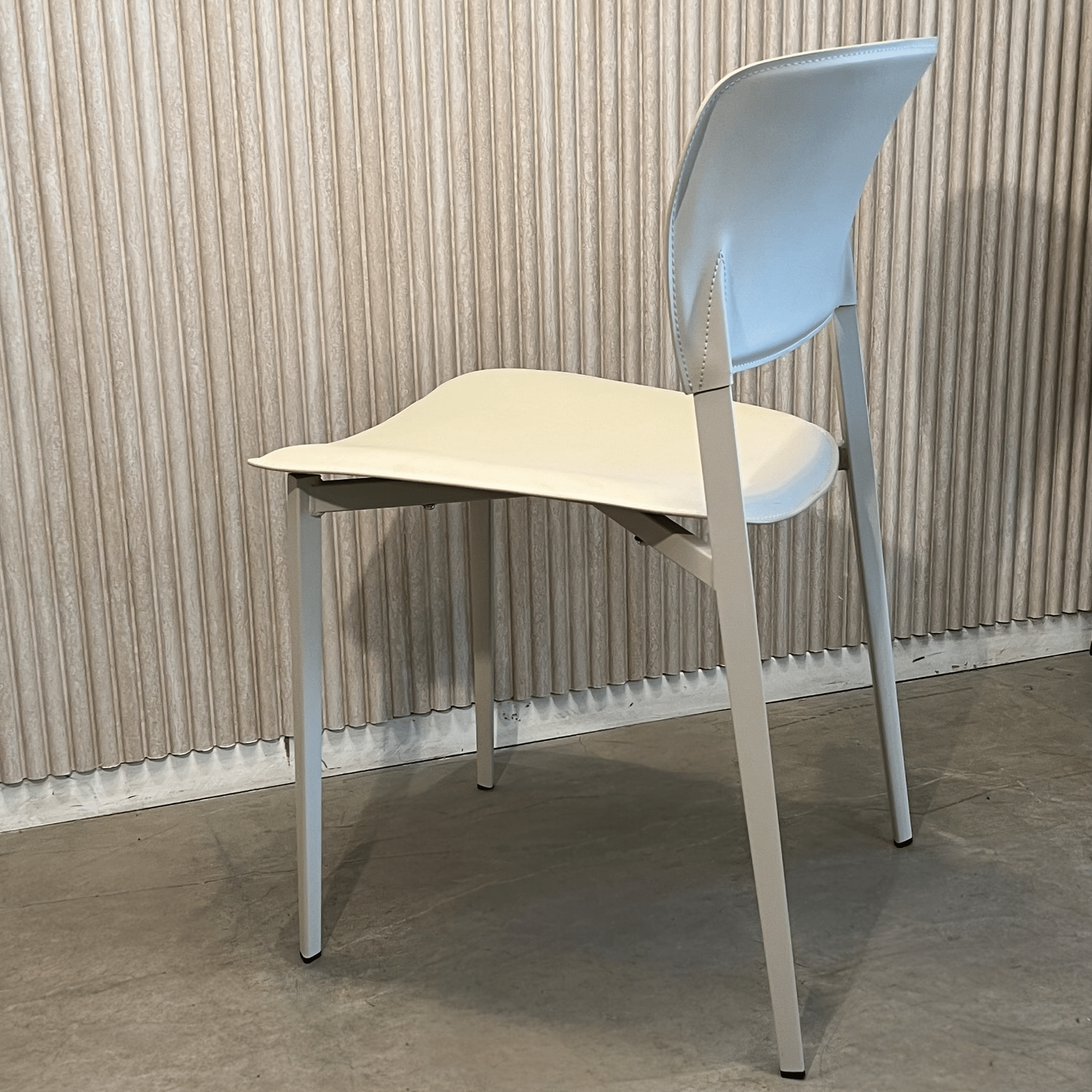 כיסא מעוצב דגם לורן דמוי עור אבן כיסא מעוצב דגם לורן דמוי עור אבן