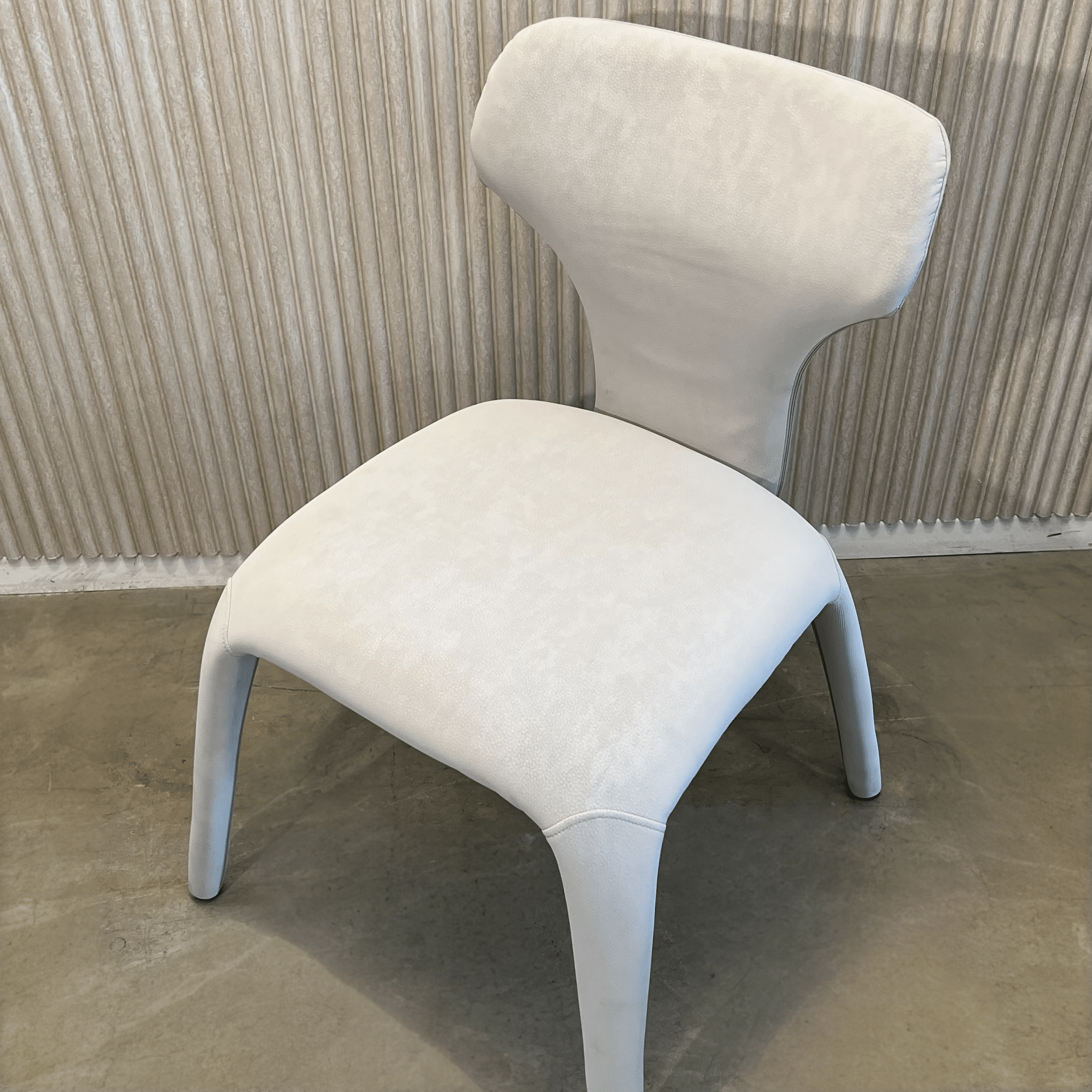 כיסא יוקרתי דגם ספיידר דמוי עור בז כיסא יוקרתי דגם ספיידר דמוי עור בז