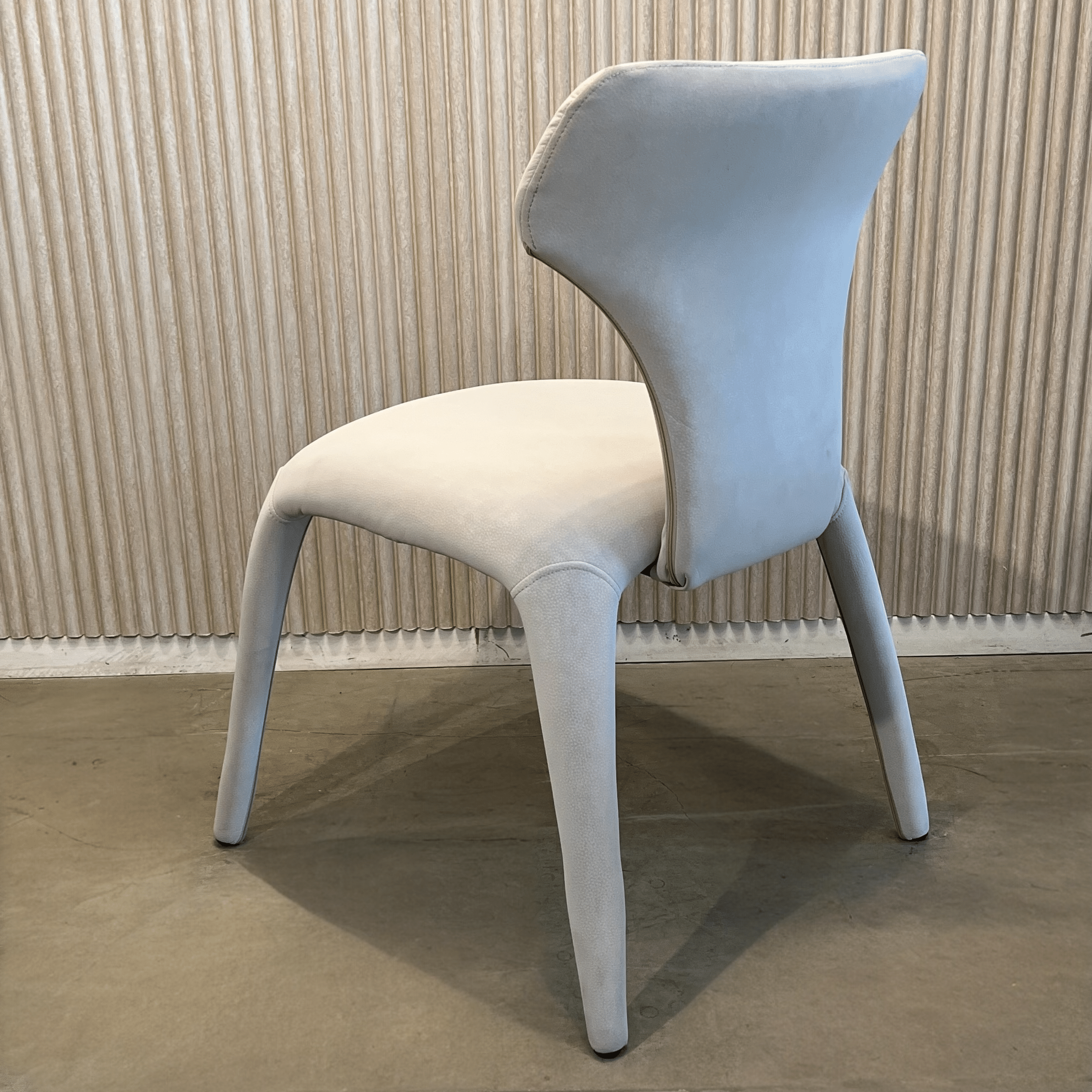 כיסא יוקרתי דגם ספיידר דמוי עור בז כיסא יוקרתי דגם ספיידר דמוי עור בז