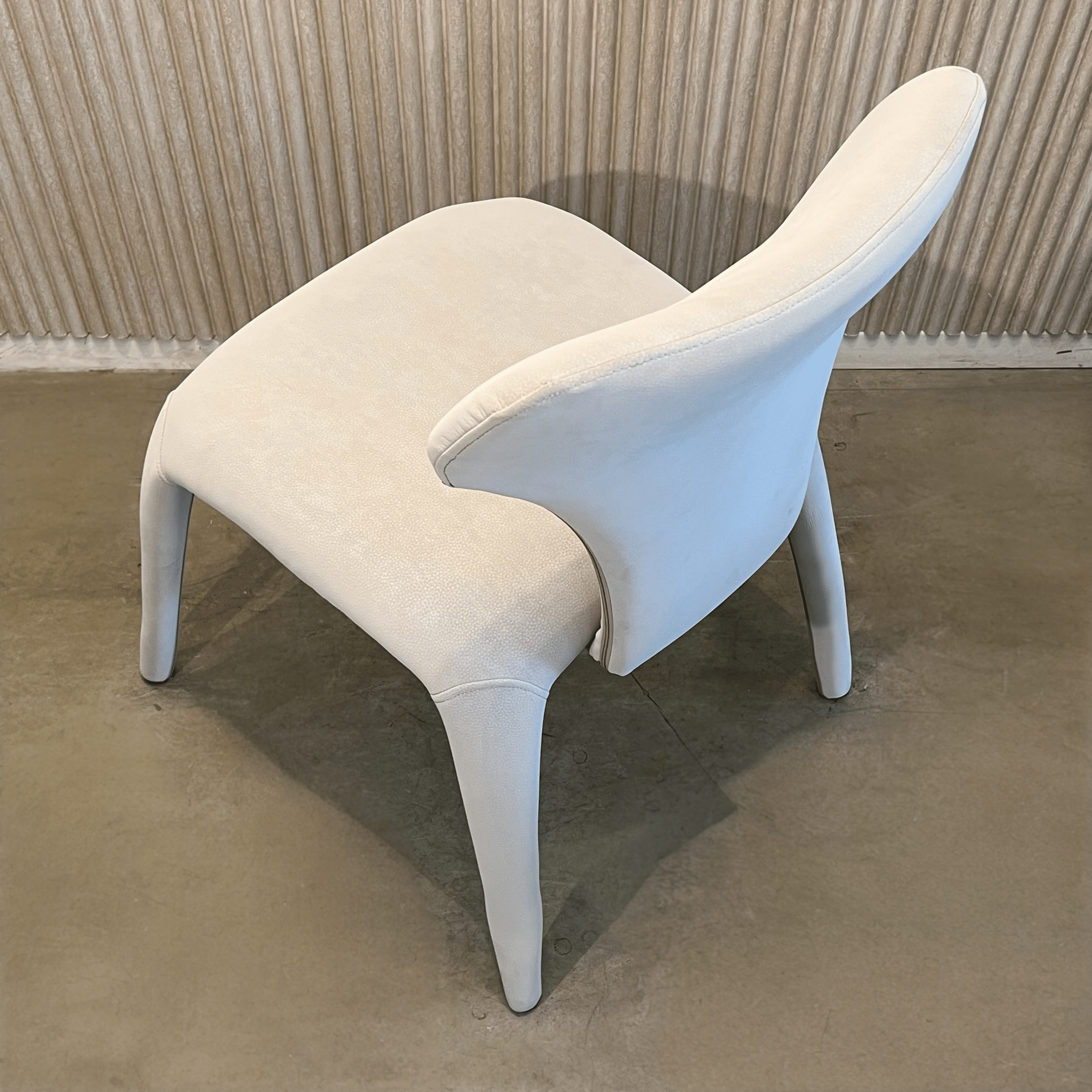 כיסא יוקרתי דגם ספיידר דמוי עור בז כיסא יוקרתי דגם ספיידר דמוי עור בז