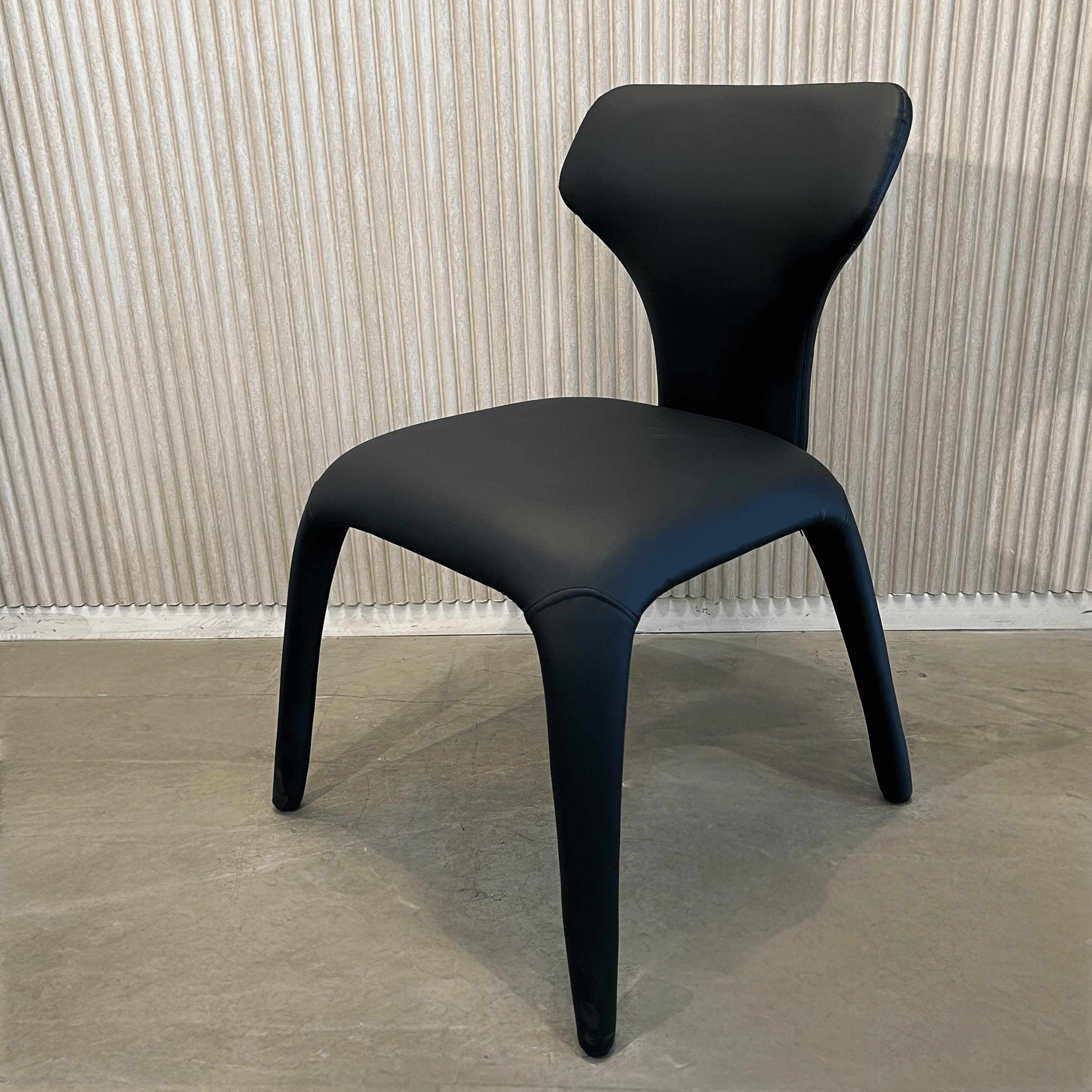 כיסא מעוצב דגם ספיידר דמוי עור שחור כיסא מעוצב דגם ספיידר דמוי עור שחור