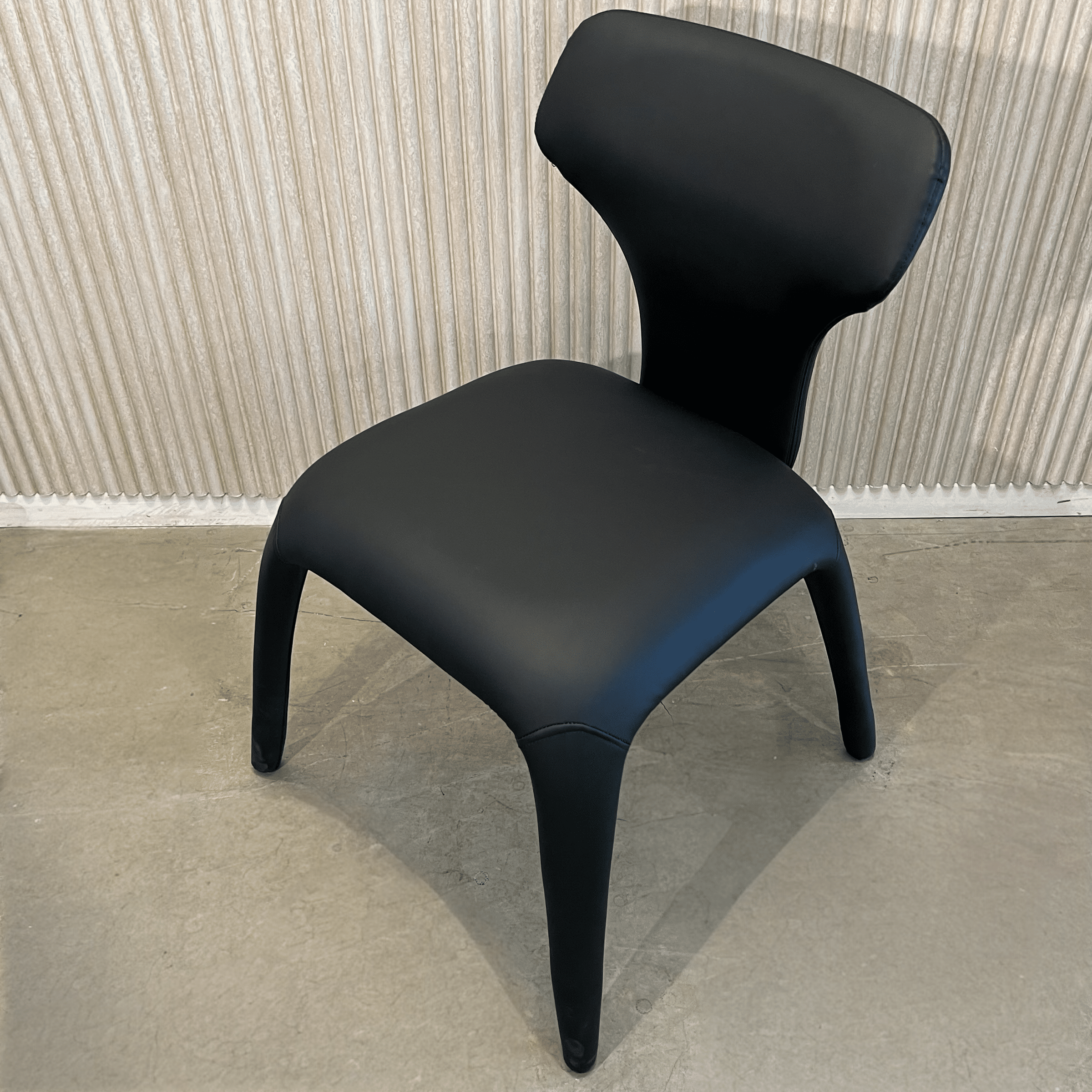 כיסא מעוצב דגם ספיידר דמוי עור שחור כיסא מעוצב דגם ספיידר דמוי עור שחור