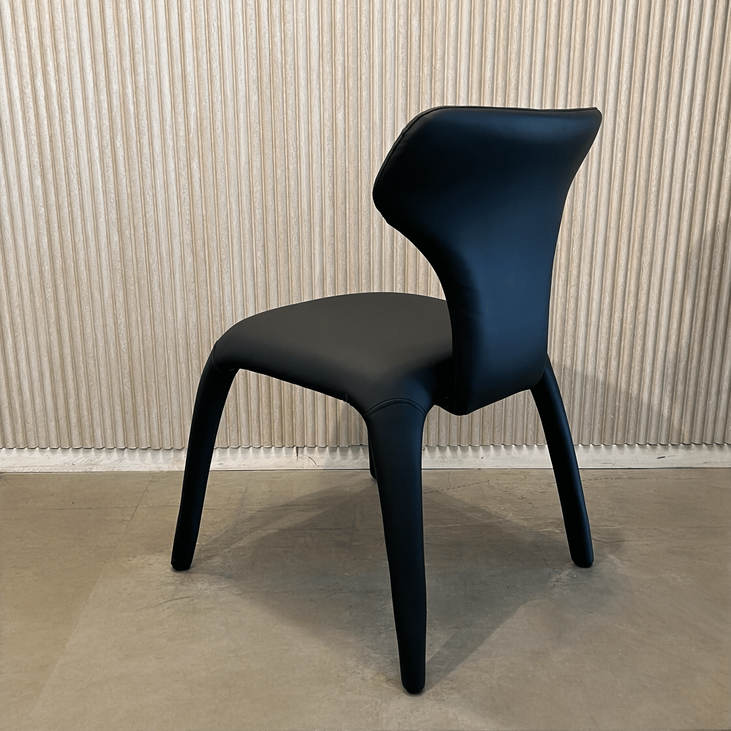 כיסא מעוצב דגם ספיידר דמוי עור שחור כיסא מעוצב דגם ספיידר דמוי עור שחור