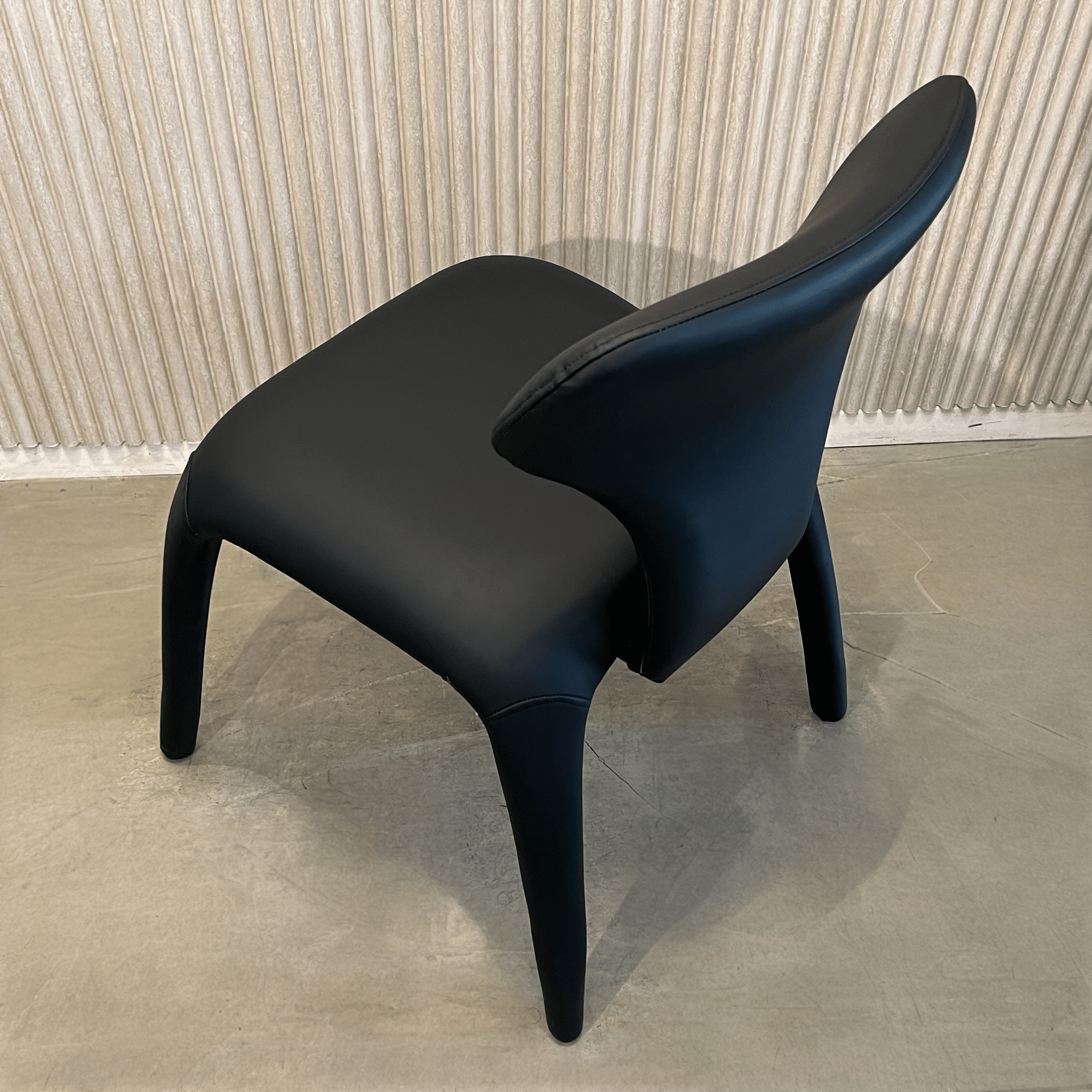 כיסא מעוצב דגם ספיידר דמוי עור שחור כיסא מעוצב דגם ספיידר דמוי עור שחור