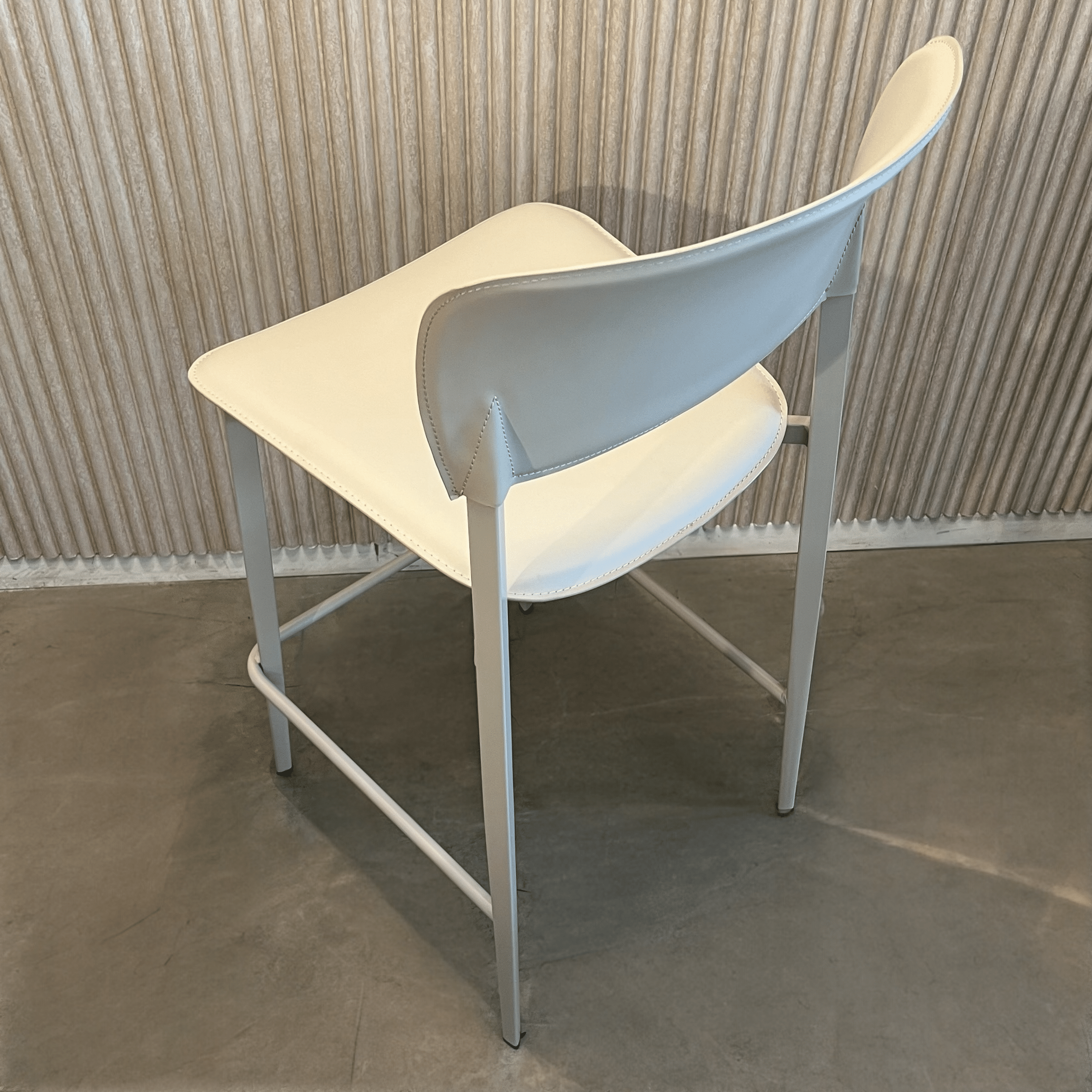 כיסא בר יוקרתי דמוי עור אבן דגם לורן כיסא בר יוקרתי דמוי עור אבן דגם לורן