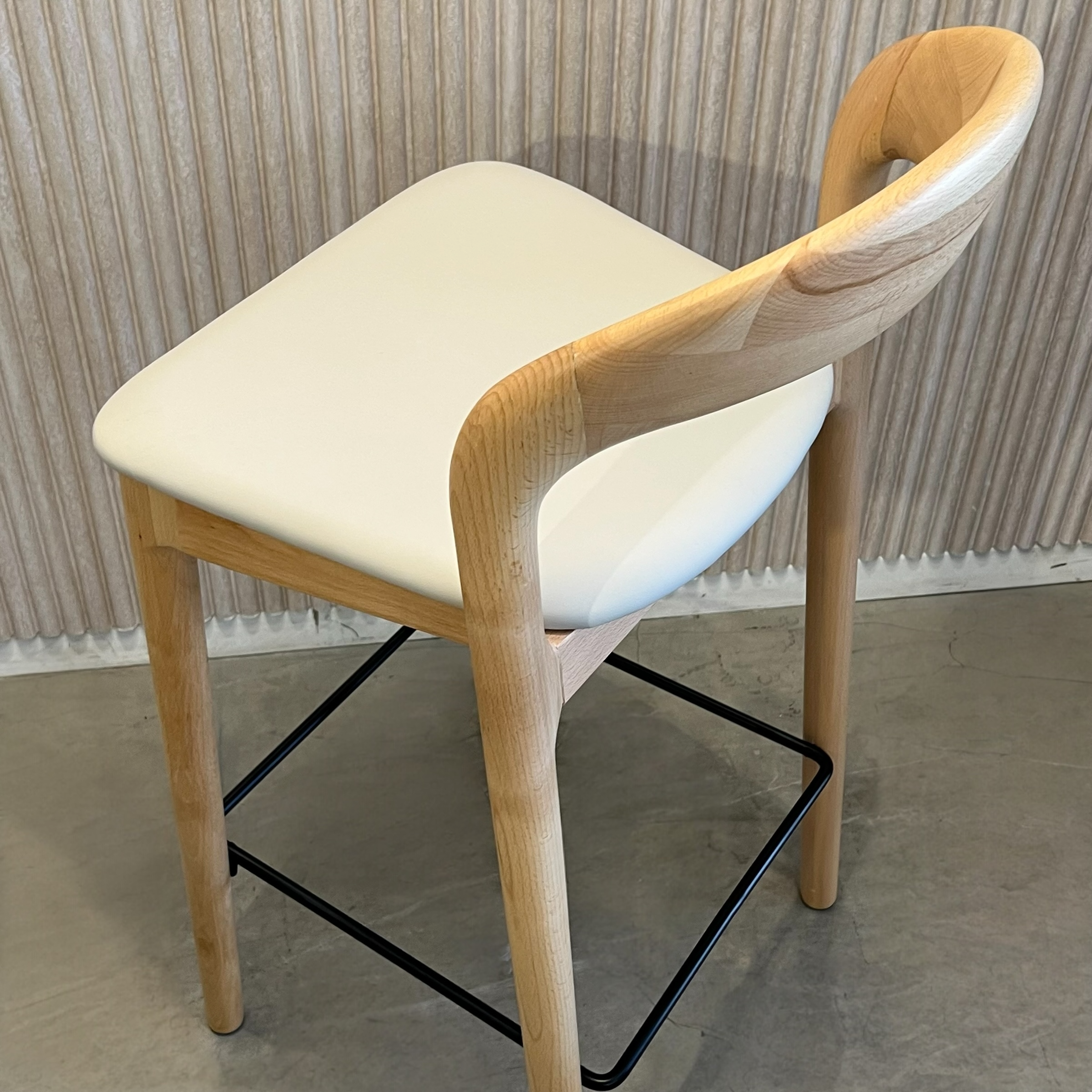 כיסא בר יוקרתי דגם דיזל עץ טבעי מושב דמוי עור בז - אספקה 60 יום כיסא בר יוקרתי דגם דיזל עץ טבעי מושב דמוי עור בז - אספקה 60 יום