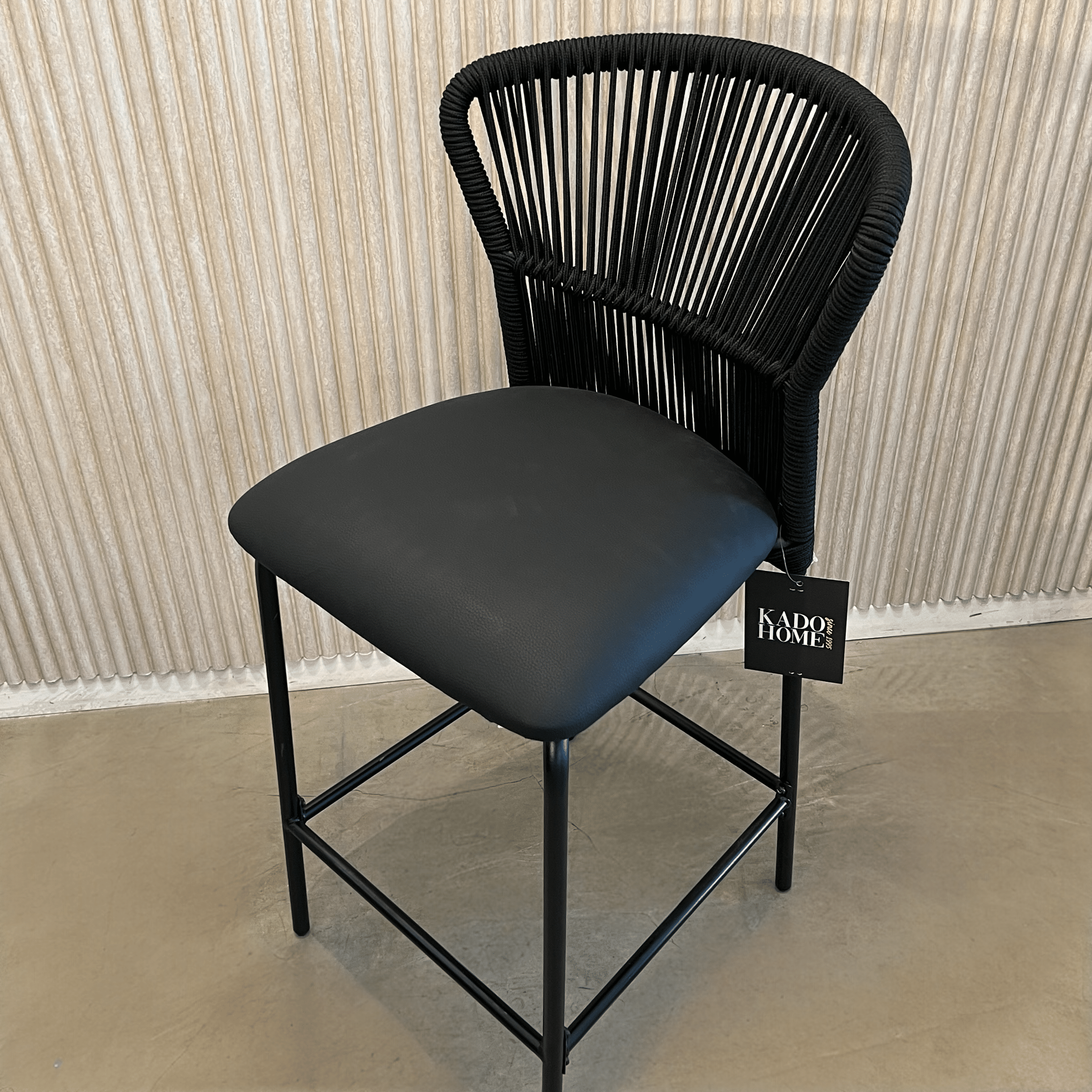 כיסא בר מעוצב דגם רשת שחור מושב דמוי עור שחור כיסא בר מעוצב דגם רשת שחור מושב דמוי עור שחור