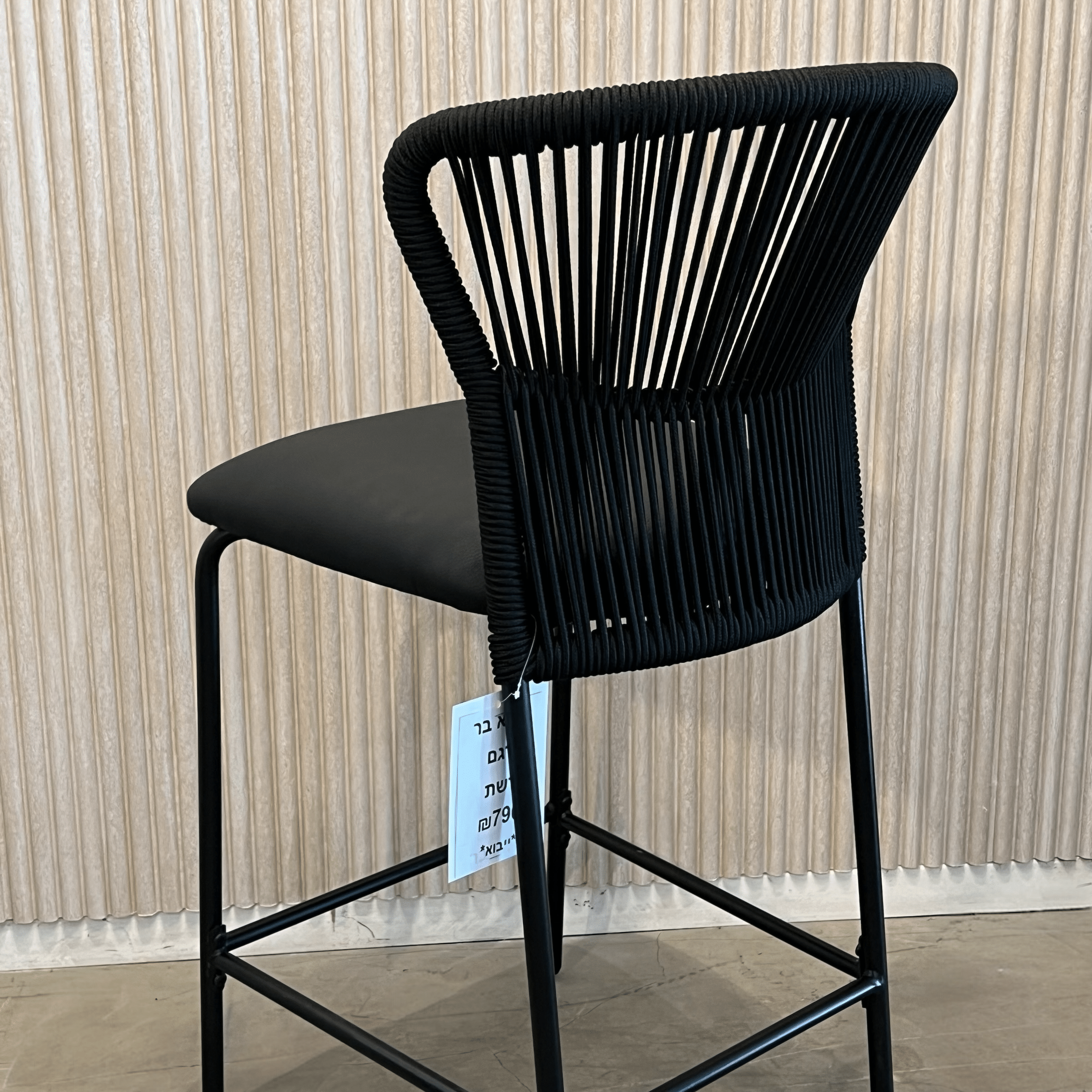 כיסא בר מעוצב דגם רשת שחור מושב דמוי עור שחור כיסא בר מעוצב דגם רשת שחור מושב דמוי עור שחור