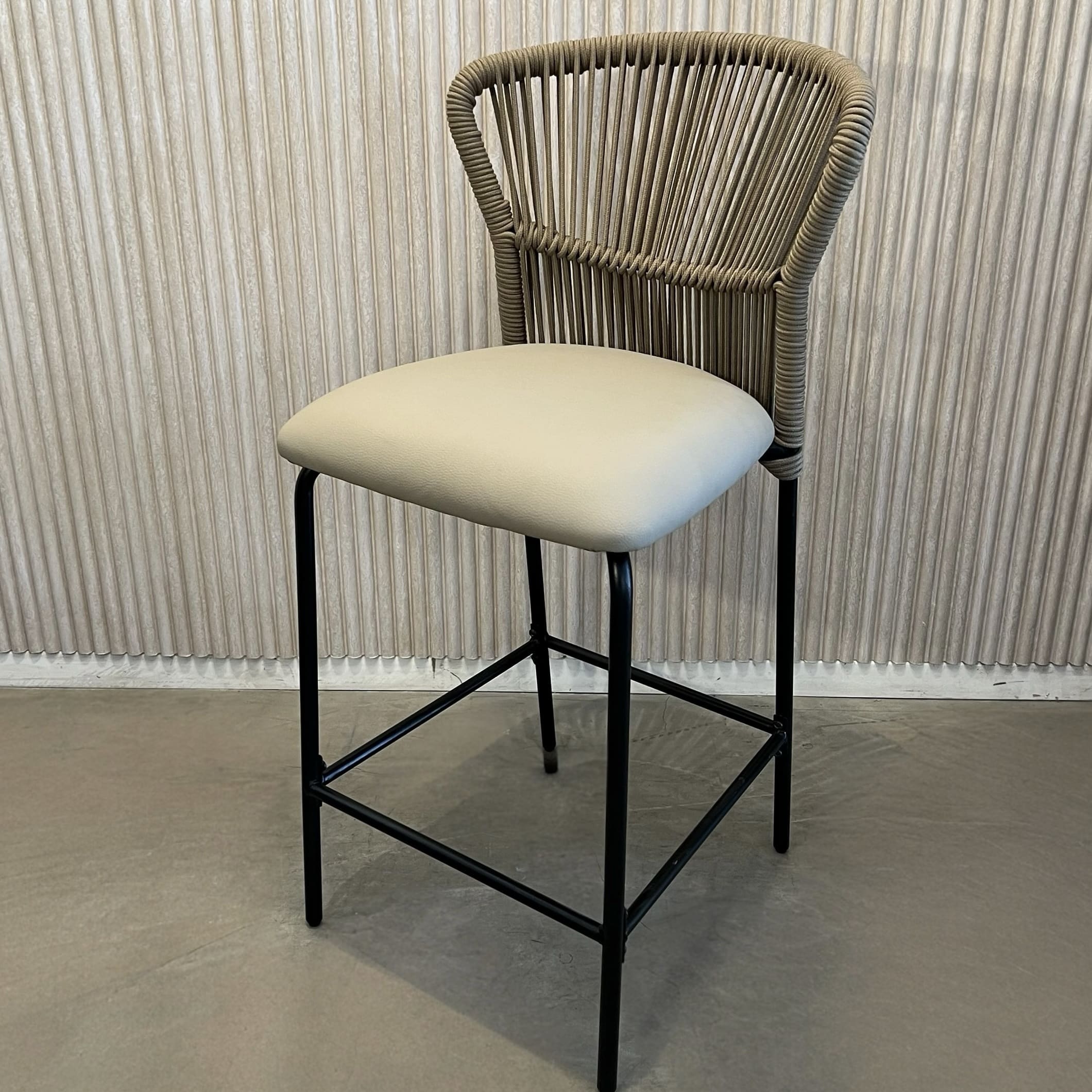 כסא בר מעוצב דגם רשת בז מושב דמוי עור בז כסא בר מעוצב דגם רשת בז מושב דמוי עור בז