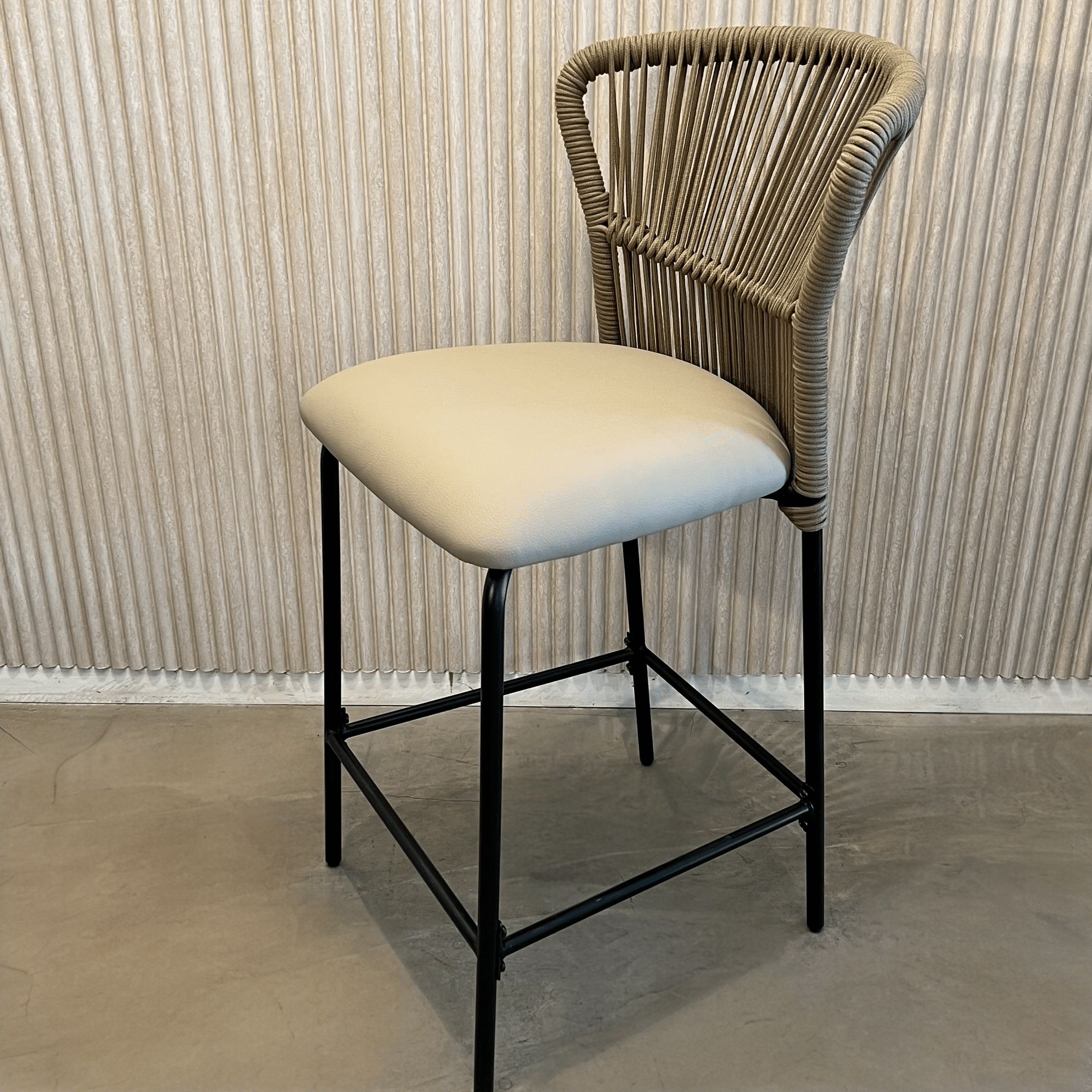 כסא בר מעוצב דגם רשת בז מושב דמוי עור בז כסא בר מעוצב דגם רשת בז מושב דמוי עור בז