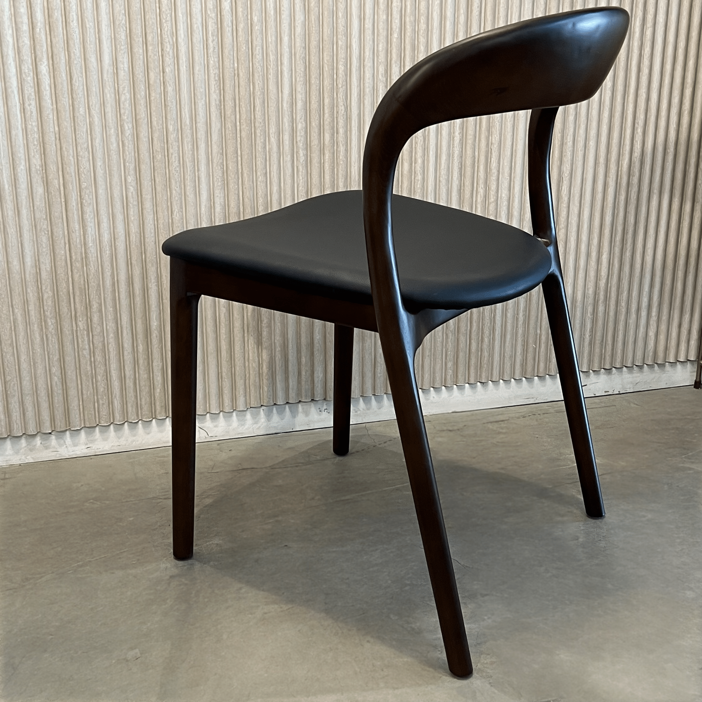 כסא מעוצב דגם דיזל עץ אגוז מושב דמוי עור שחור כסא מעוצב דגם דיזל עץ אגוז מושב דמוי עור שחור