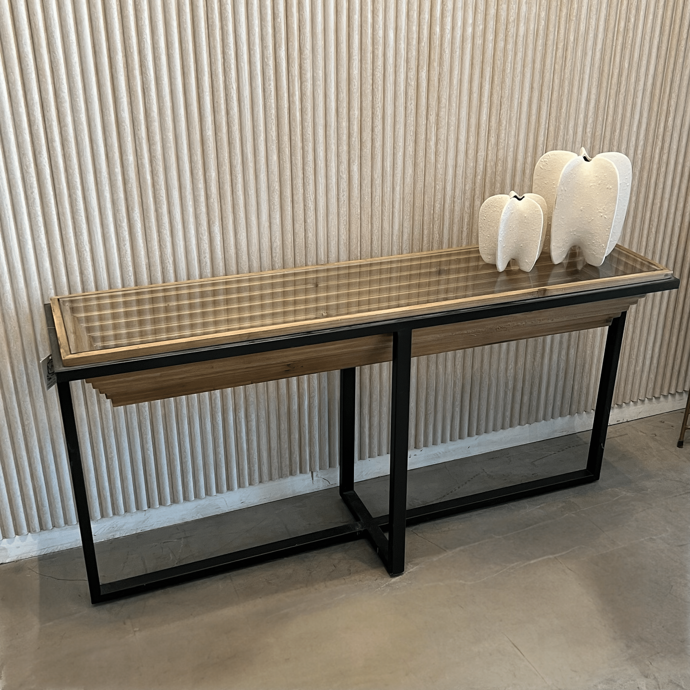 קונסולה פירמידה עץ קטנה רגל ברזל שחור וודרוני - חיסול!