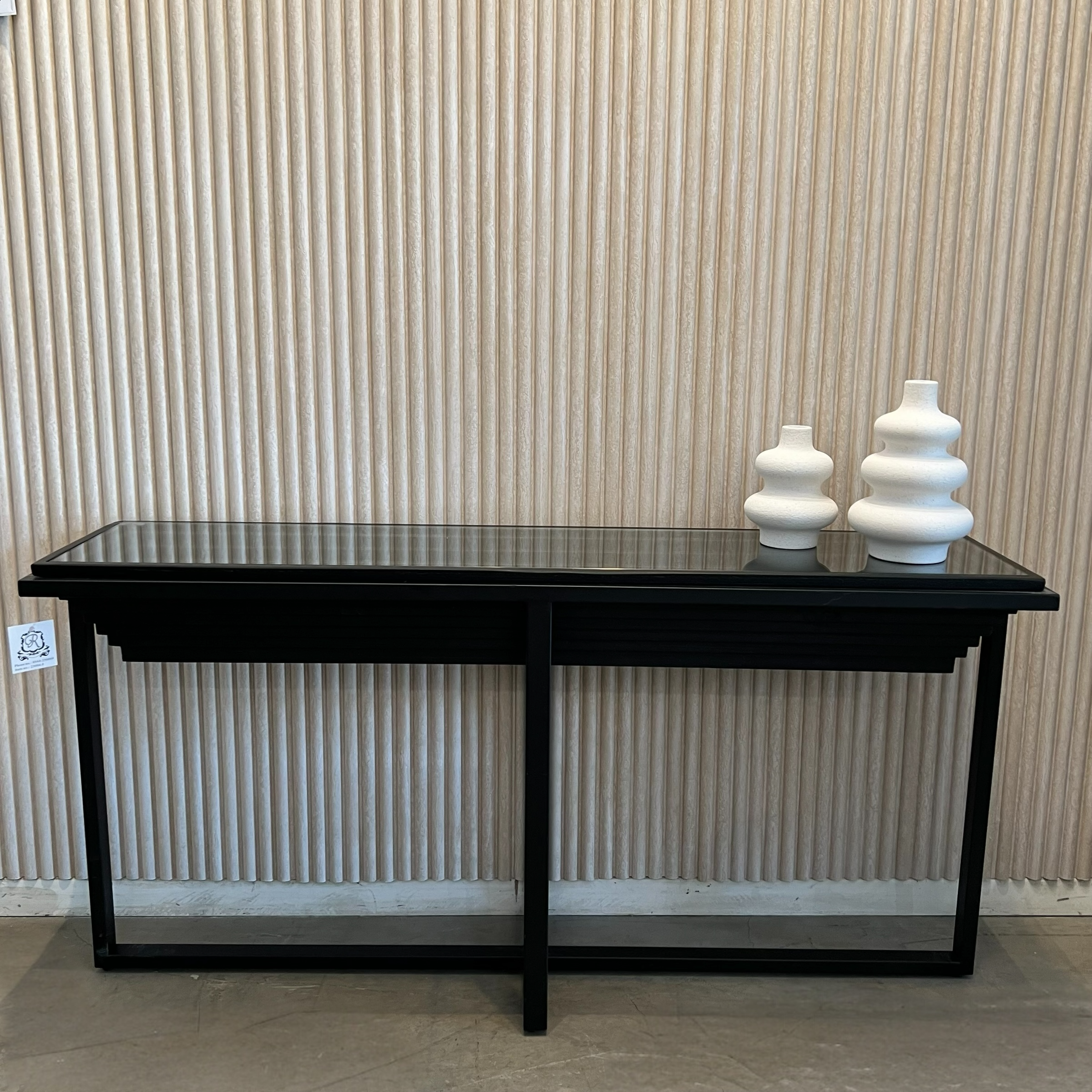 קונסולה פירמידה שחור קטנה רגל ברזל שחור וודרוני - חיסול! קונסולה פירמידה שחור קטנה רגל ברזל שחור וודרוני - חיסול!