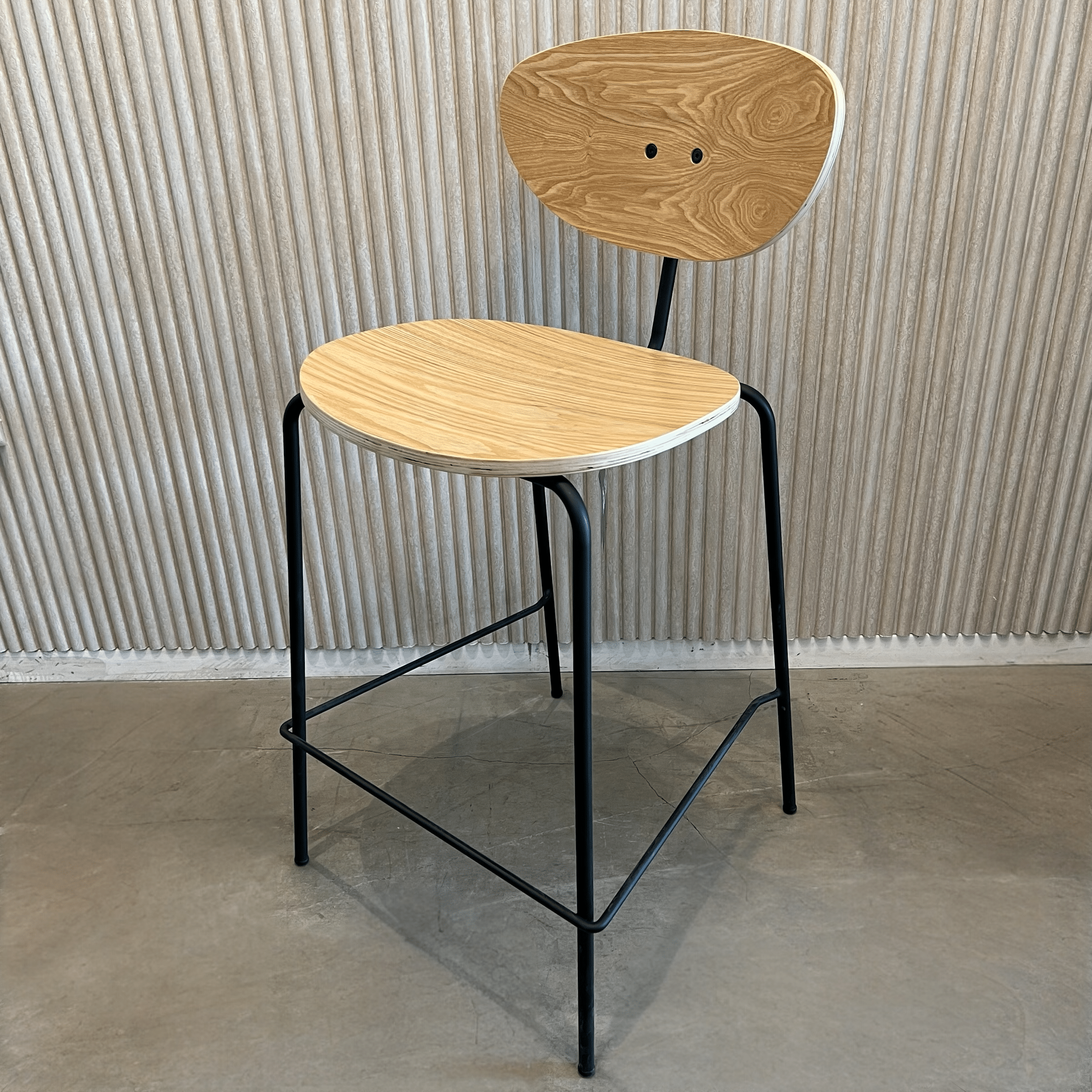 כסא בר מעוצב דגם טולי עץ מולבן רגל שחורה כסא בר מעוצב דגם טולי עץ מולבן רגל שחורה