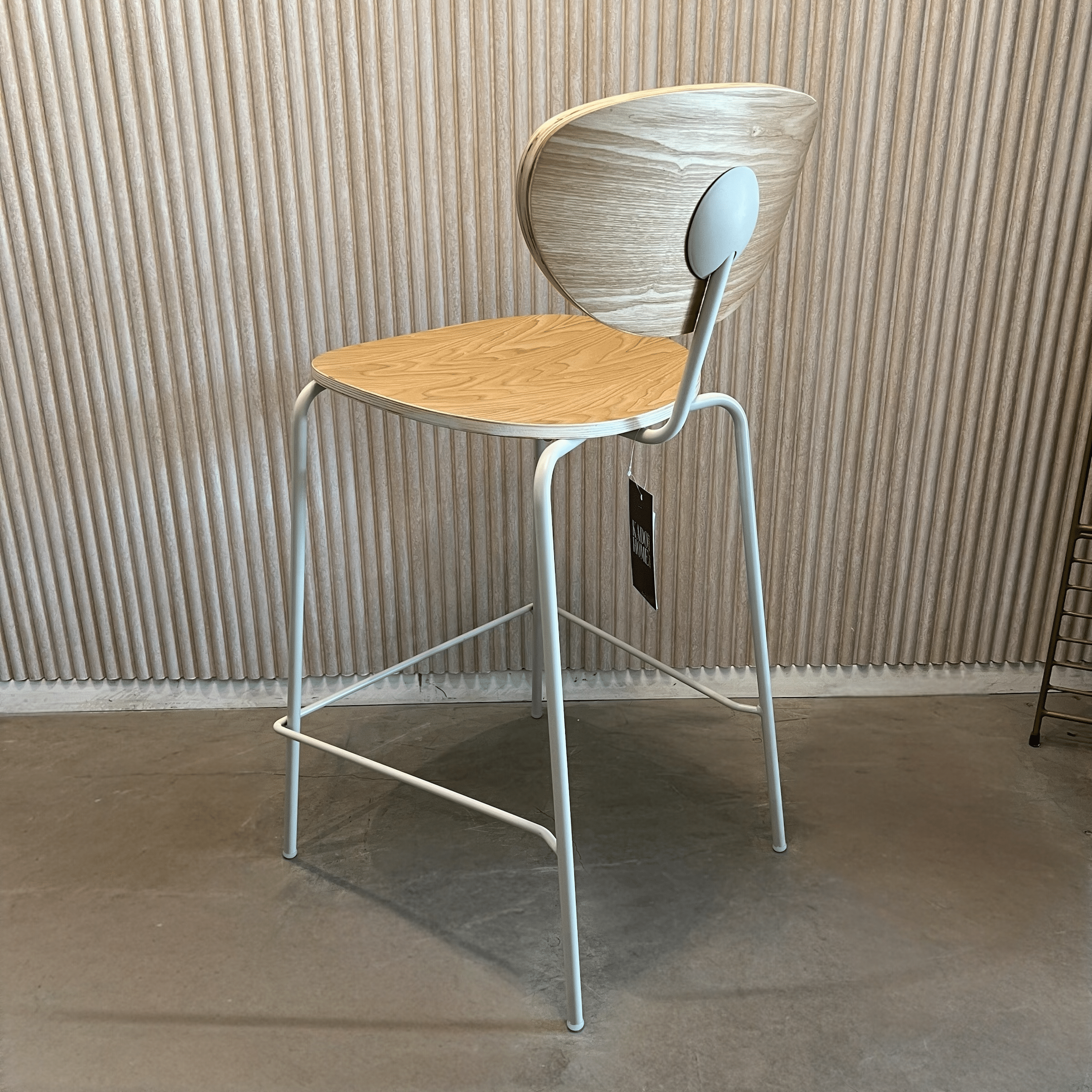 כסא בר מעוצב דגם טולי עץ מולבן רגל שמנת כסא בר מעוצב דגם טולי עץ מולבן רגל שמנת