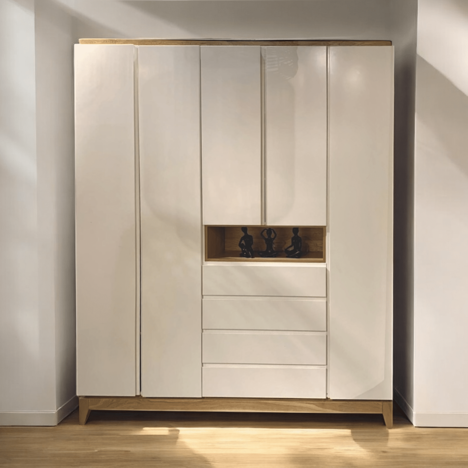 ארון דלתות מיוחד דגם לוצ׳י עם נישה- נגרות בעיצוב אישי ארון דלתות מיוחד דגם לוצ׳י עם נישה- נגרות בעיצוב אישי