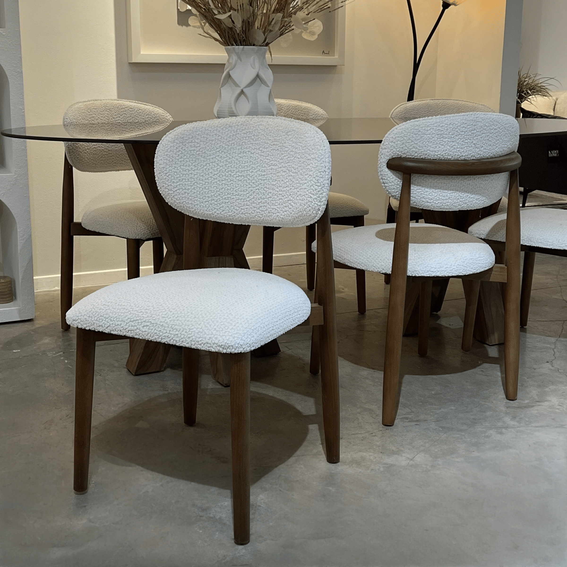 כסא מעוצב דגם קאלי רגל עץ מלא בעיצוב אישי כסא מעוצב דגם קאלי רגל עץ מלא בעיצוב אישי