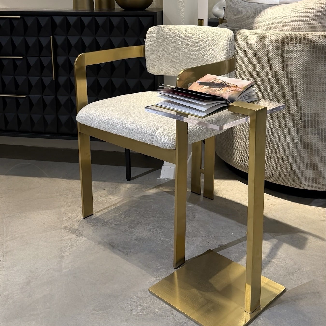 כסא אוכל יוקרתי רגל זהב בד אריג דגם מנדי