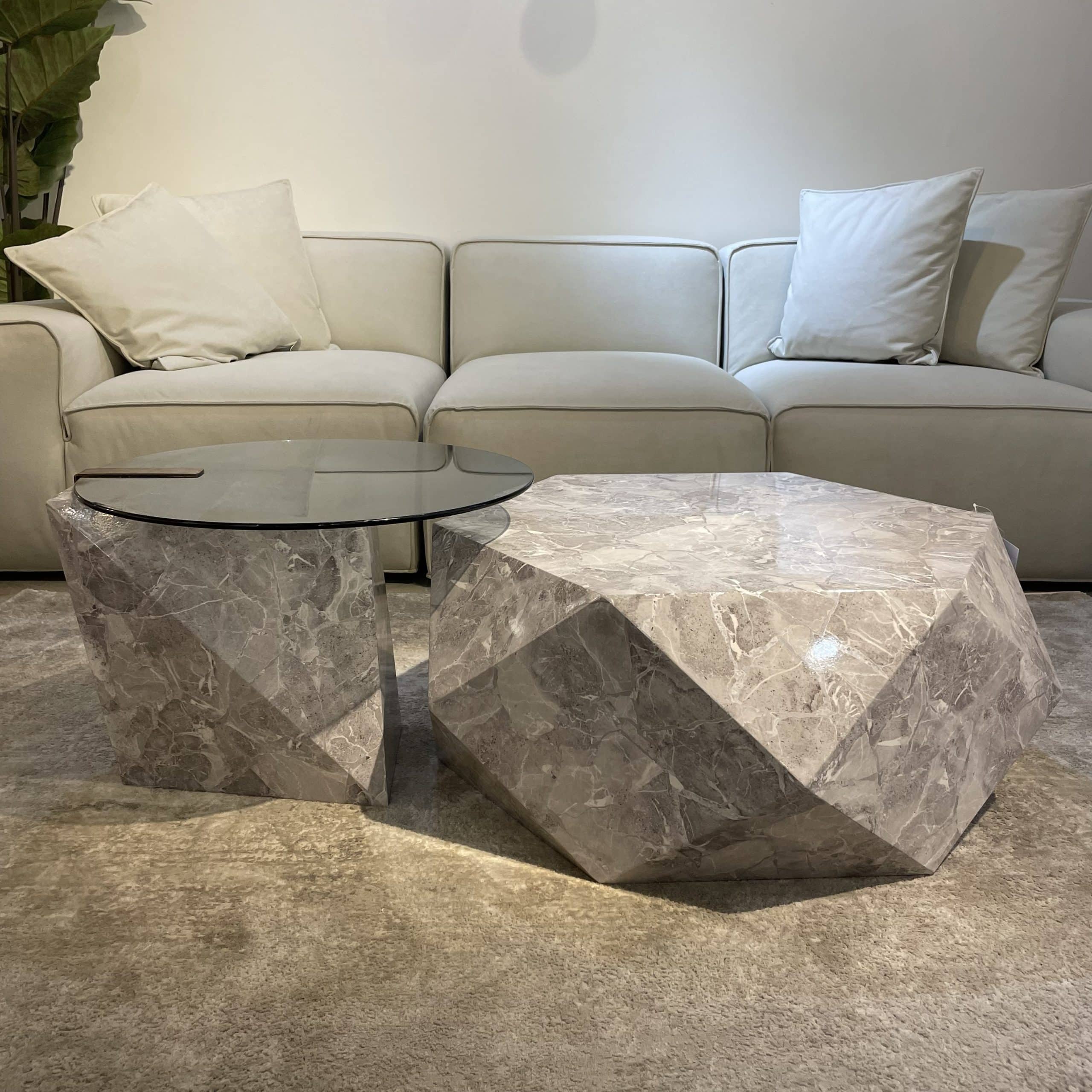 זוג שולחנות סלון מעוצבים שיש אפור ונשכן זכוכית שחורה דגם דיימונד