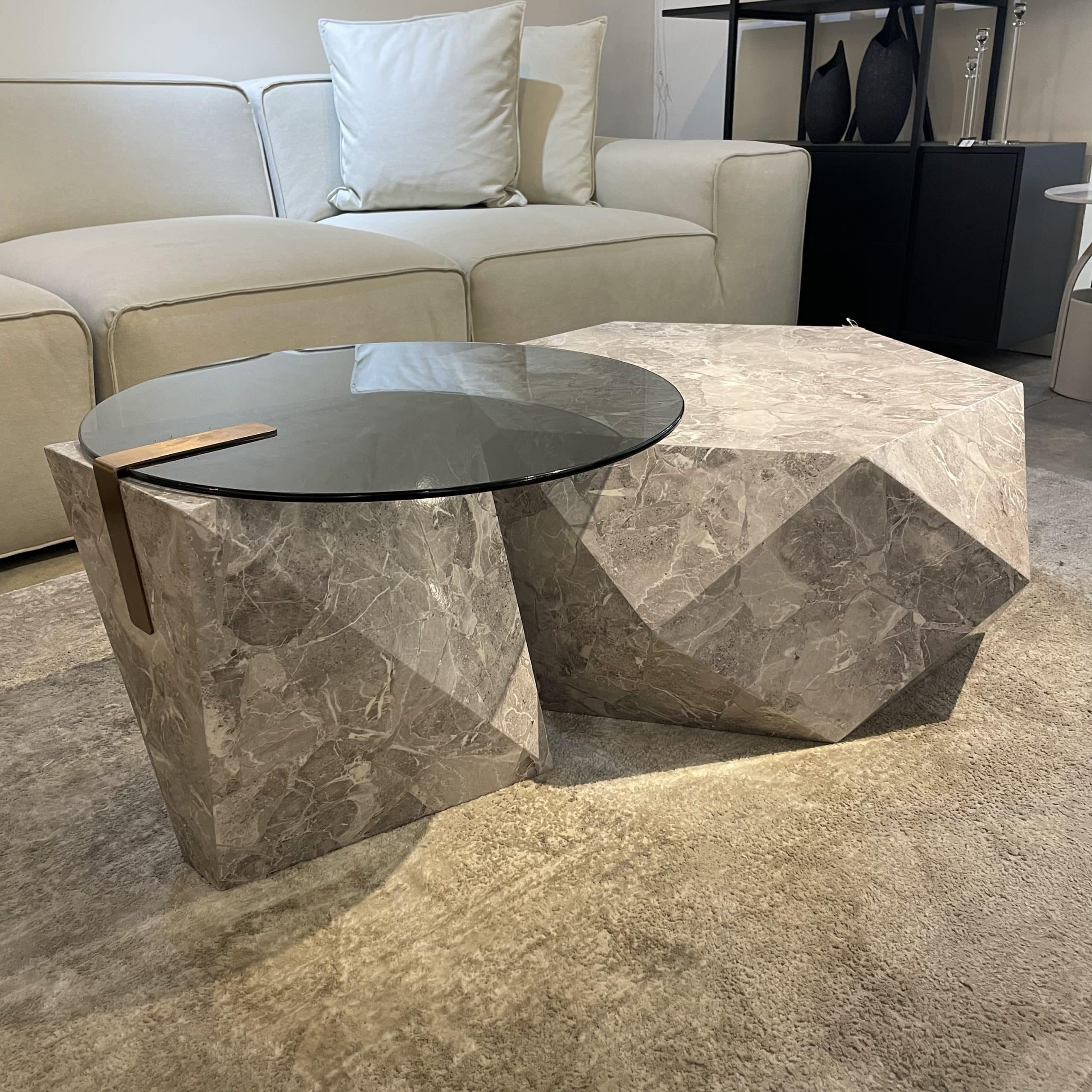 זוג שולחנות סלון מעוצבים שיש אפור ונשכן זכוכית שחורה דגם דיימונד