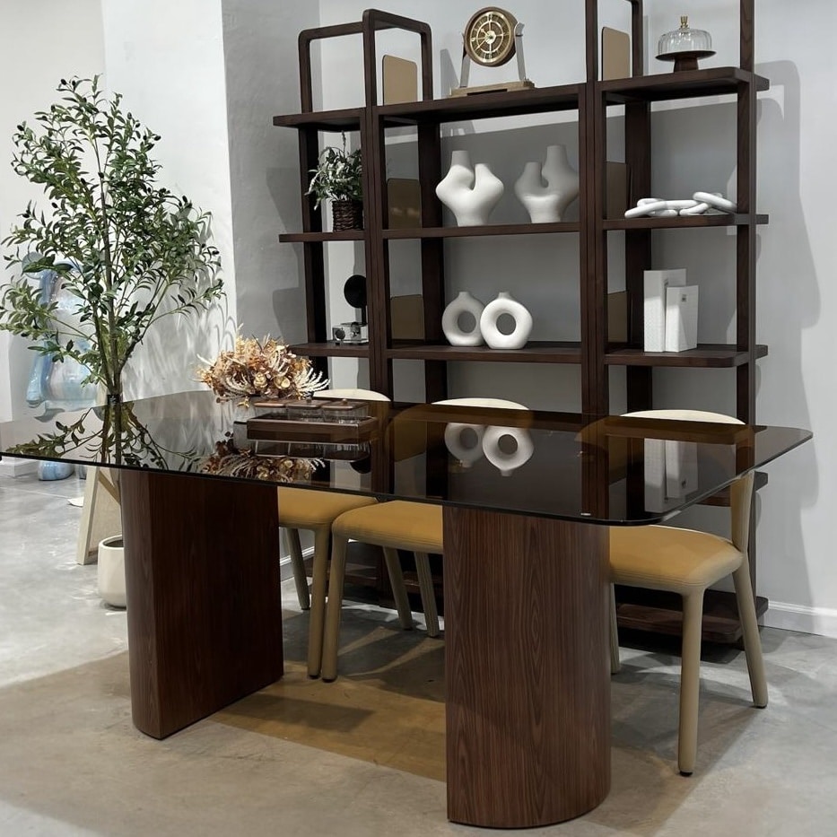 שולחן אוכל יוקרתי טרוויס זכוכית חומה מלבנית פינות מעוגלות רגלי חצאי עיגול אגוז דגם סופיטל שולחן אוכל יוקרתי טרוויס זכוכית חומה מלבנית פינות מעוגלות רגלי חצאי עיגול אגוז דגם סופיטל