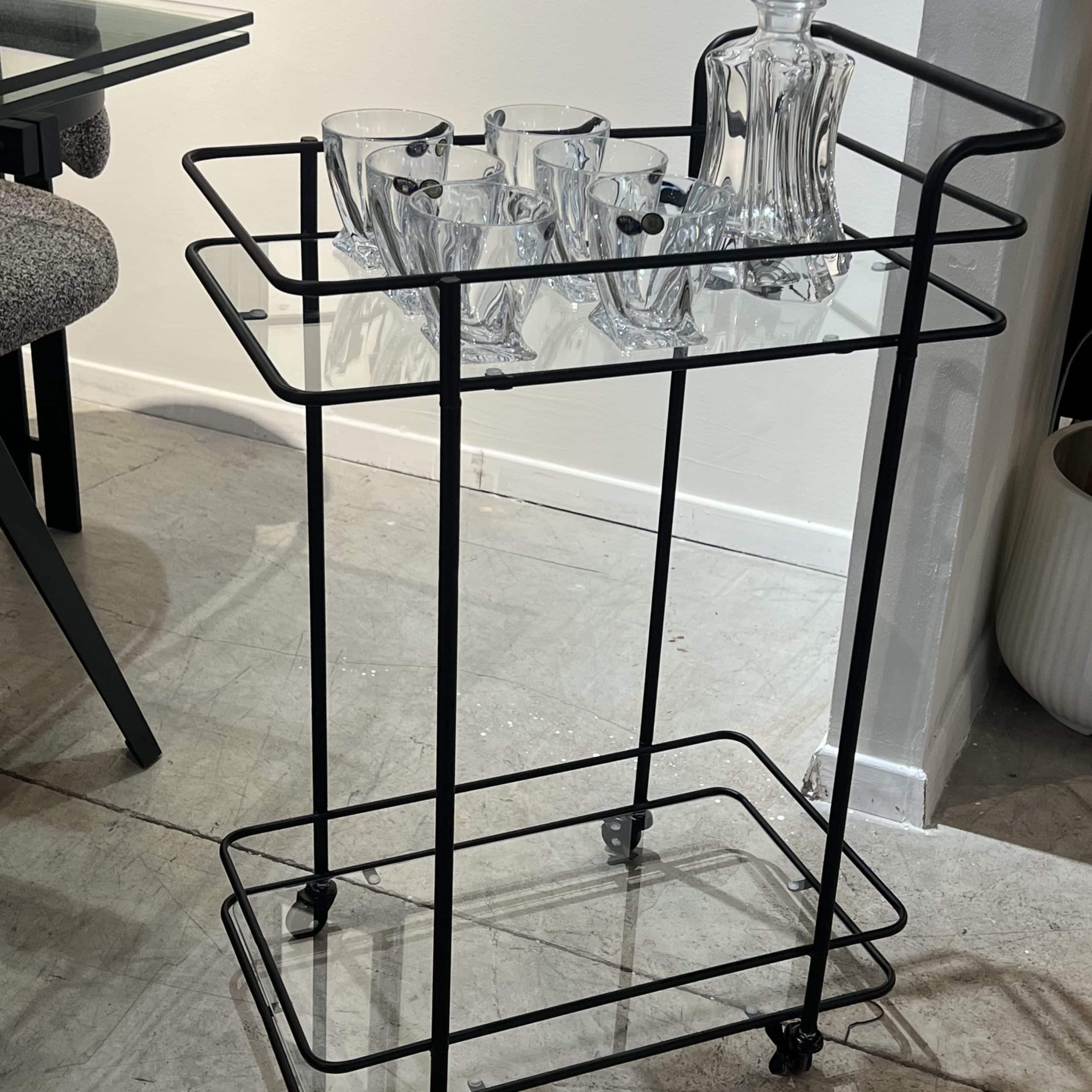 עגלת משקאות מעוצבת מלבנית מתכת שחורה זכוכית דגם איקו עגלת משקאות מעוצבת מלבנית מתכת שחורה זכוכית דגם איקו