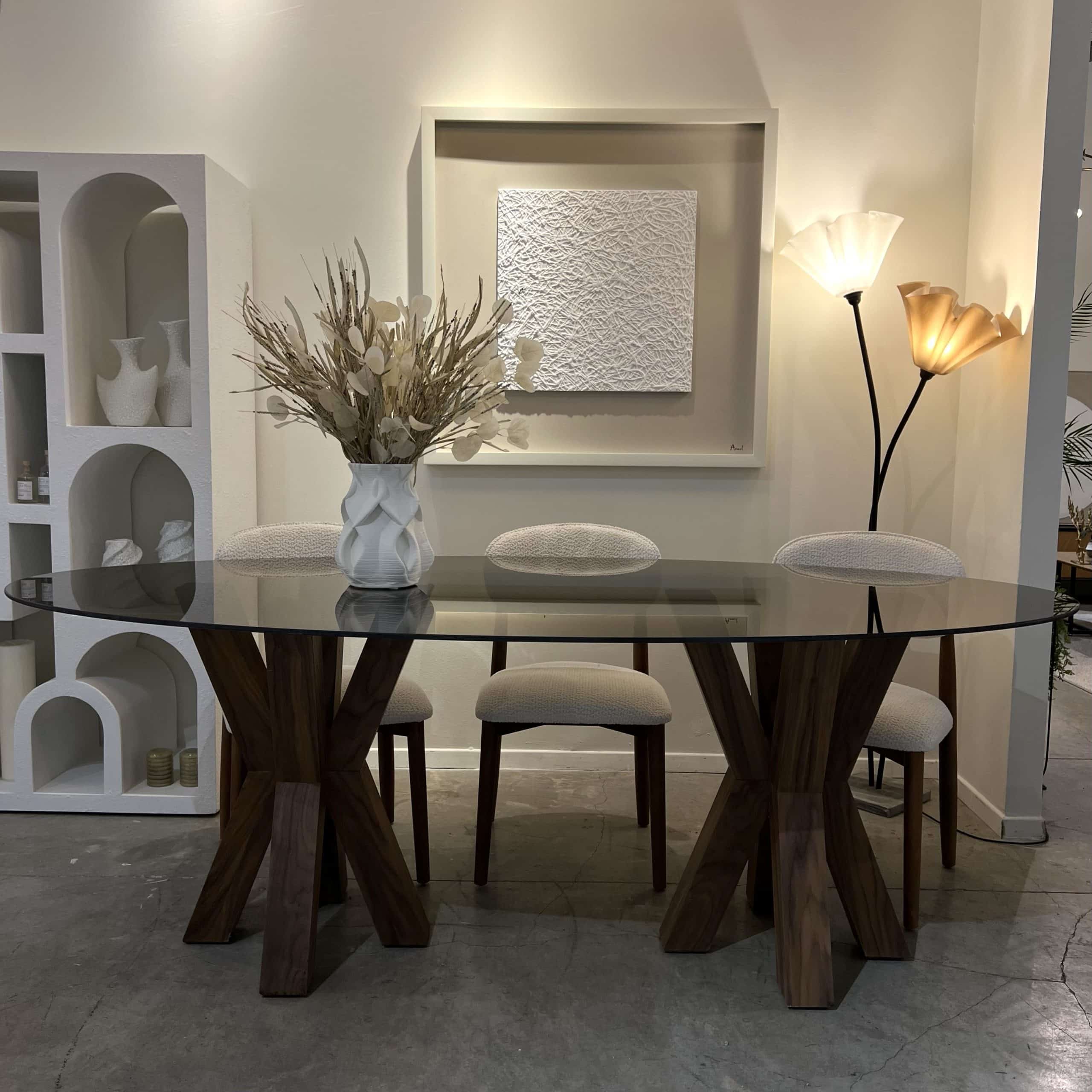 שולחן אוכל אובאלי זכוכית חומה רגלי איקס בעיצוב אישי שולחן אוכל אובאלי זכוכית חומה רגלי איקס בעיצוב אישי