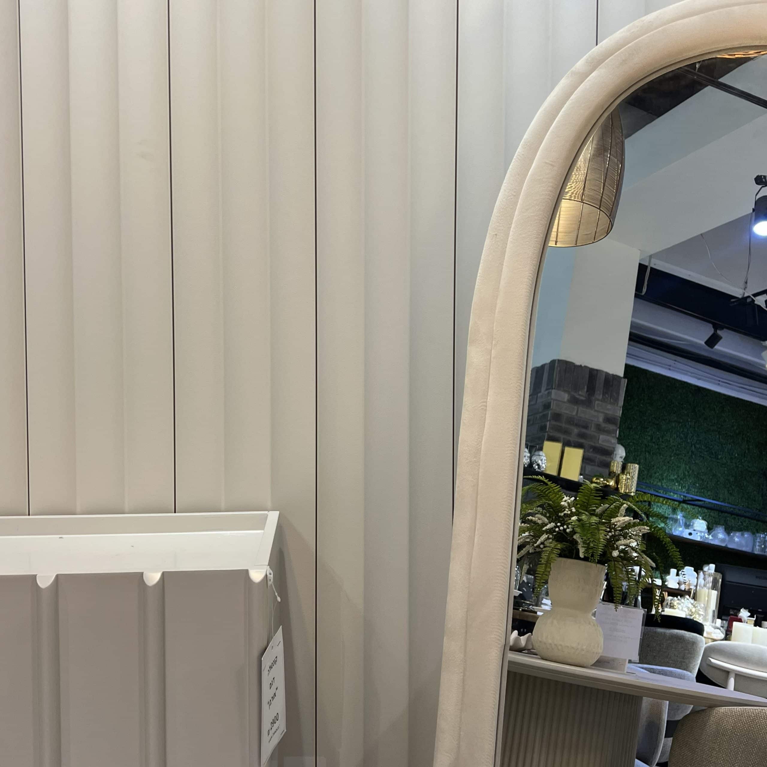 מראה מעוצבת ראש עגול מסגרת קטיפה שמנת דגם איקו- במלאי מוגבל! מראה מעוצבת ראש עגול מסגרת קטיפה שמנת דגם איקו- במלאי מוגבל!