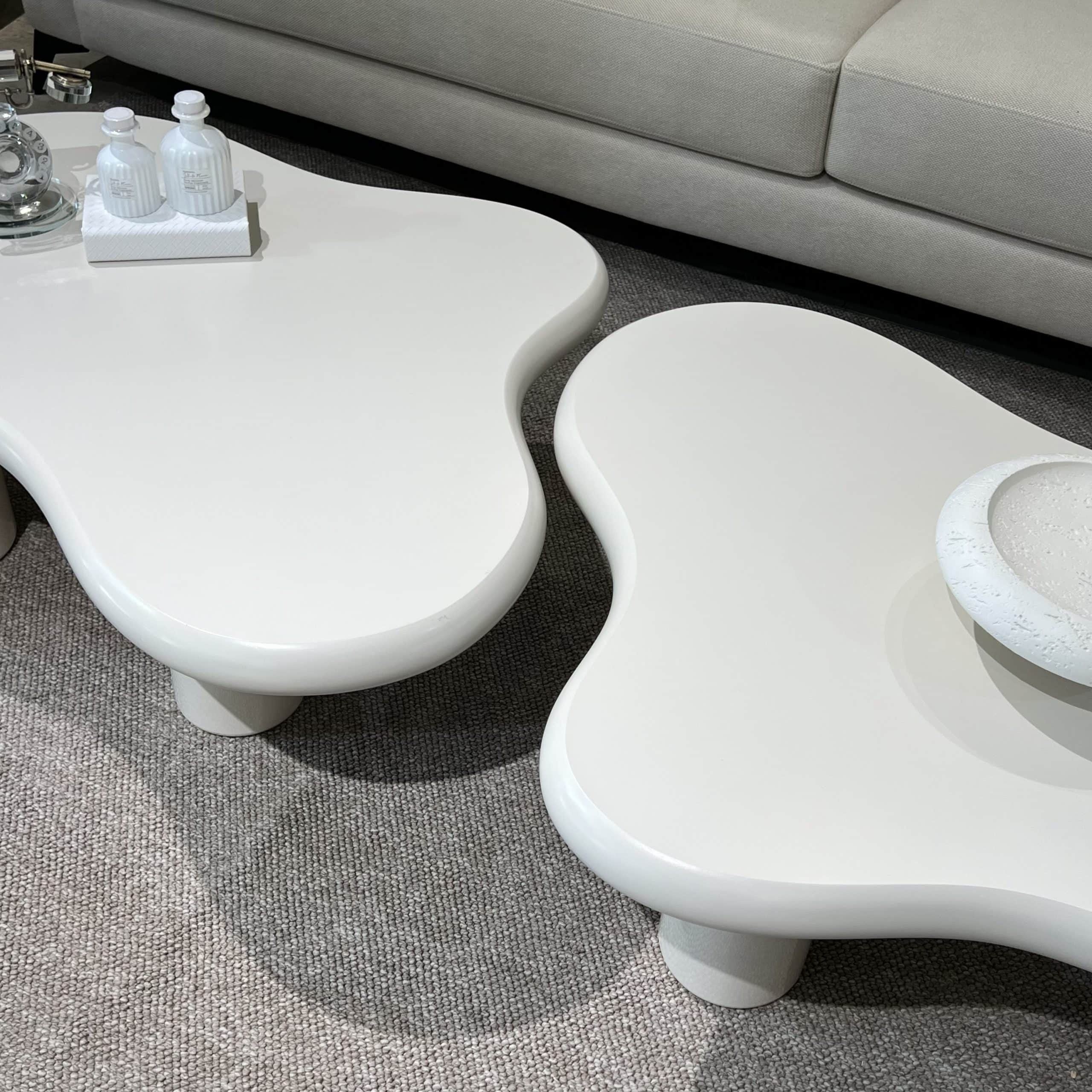 שולחן סלון מעוצב שמנת אמורפי דגם איקו- במלאי מוגבל!