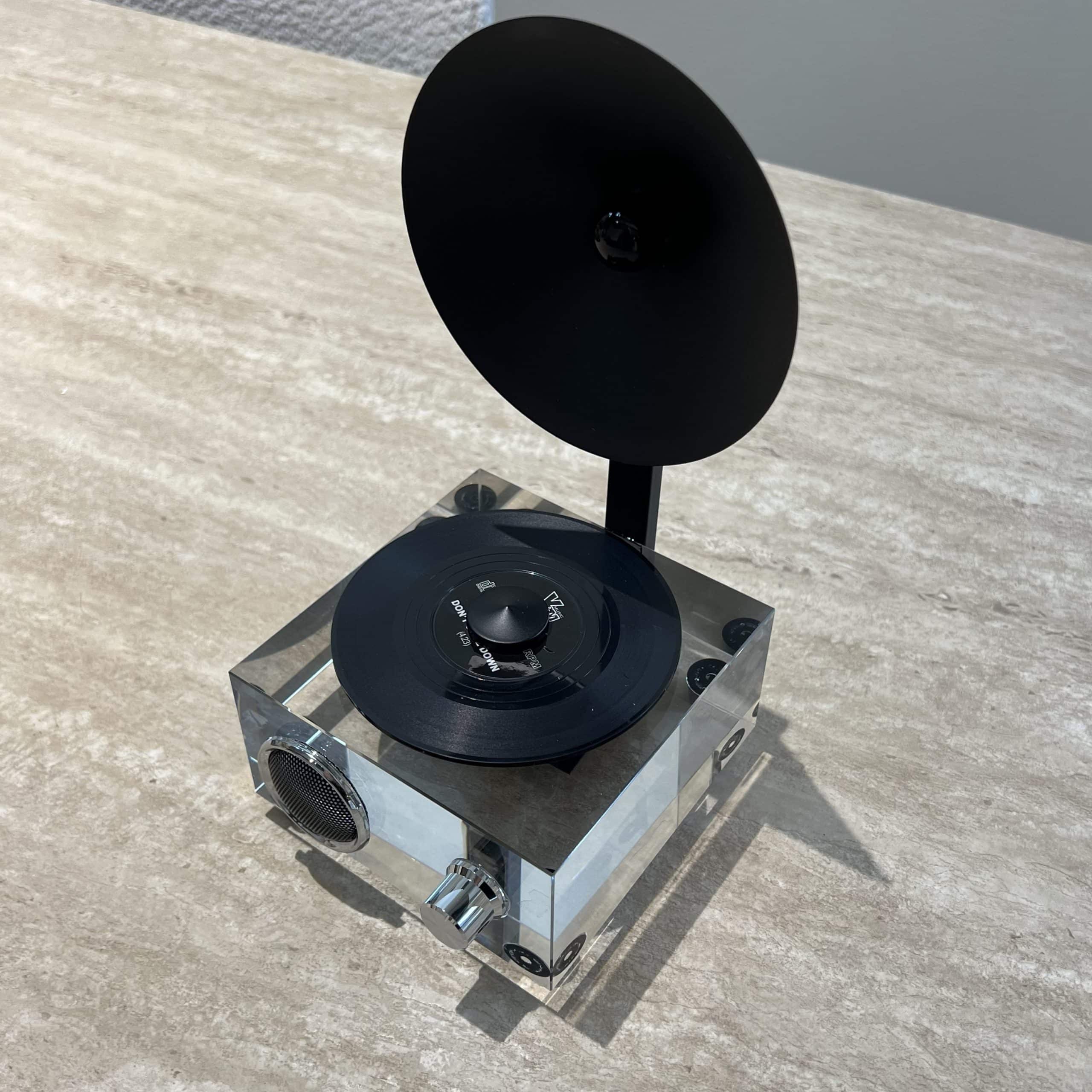 גרמופון שחור בסיס אקריל שקוף מעוצב דגם איקו גרמופון שחור בסיס אקריל שקוף מעוצב דגם איקו