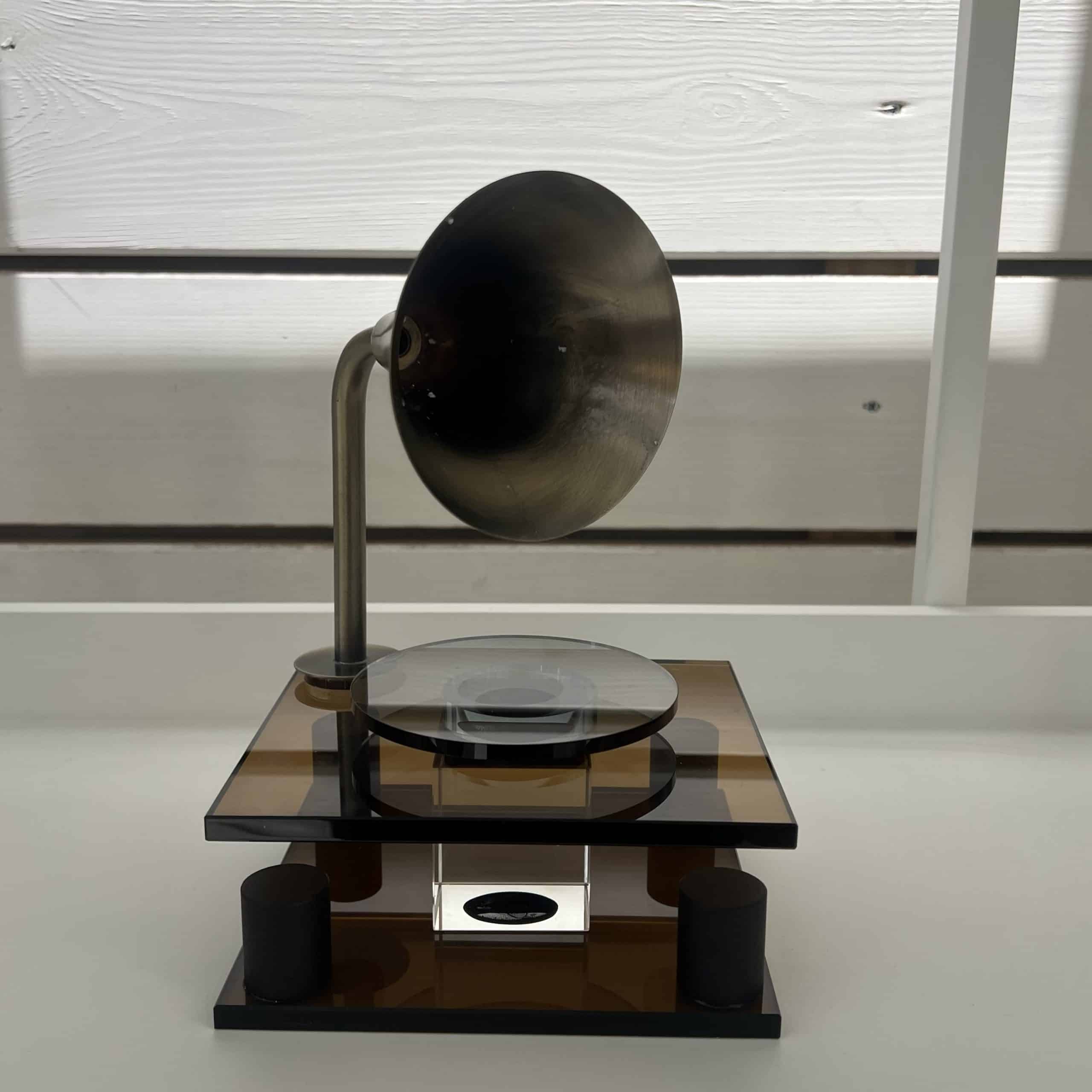 גרמופון זהב בסיס אקריל שמפניה דגם איקו גרמופון זהב בסיס אקריל שמפניה דגם איקו