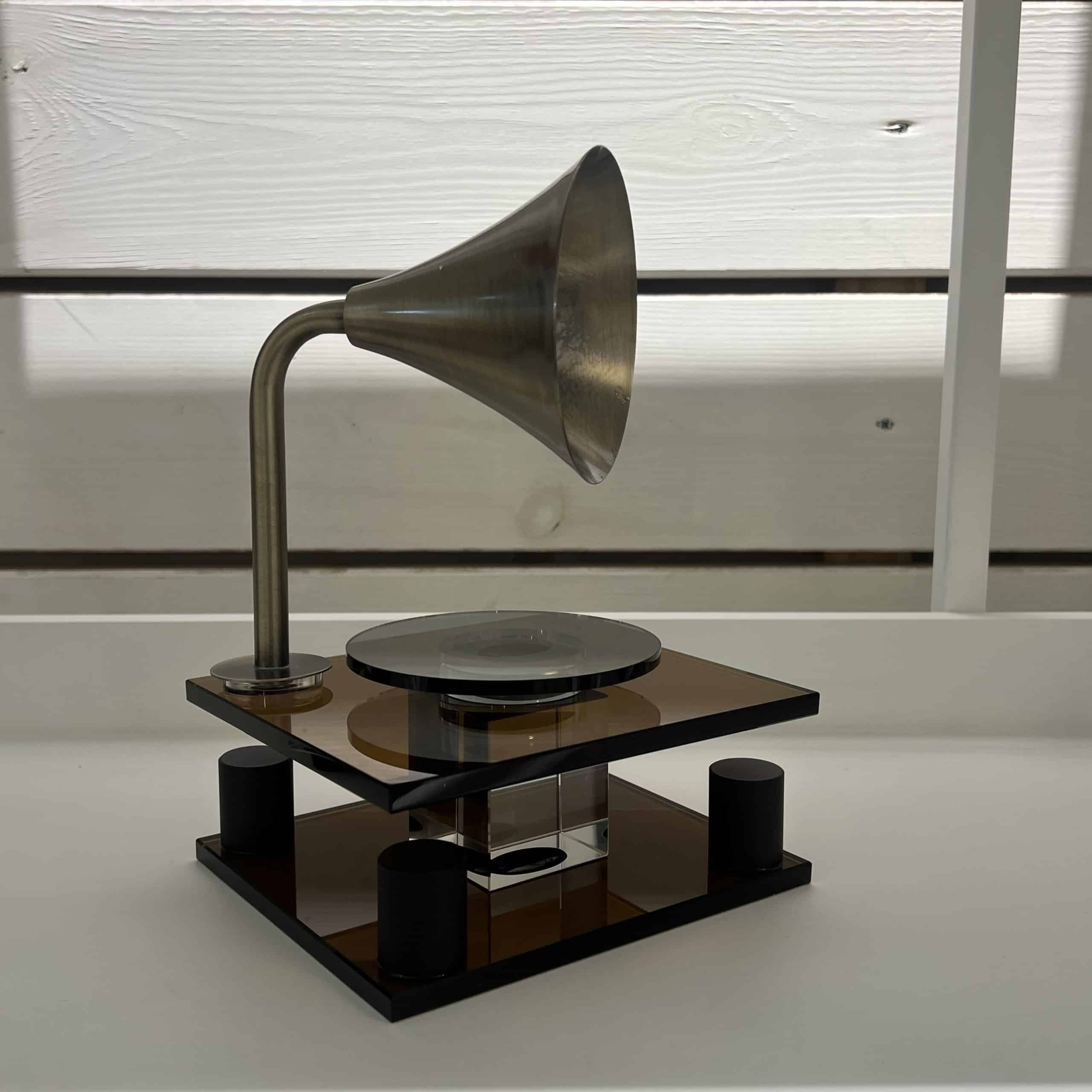 גרמופון זהב בסיס אקריל שמפניה דגם איקו גרמופון זהב בסיס אקריל שמפניה דגם איקו