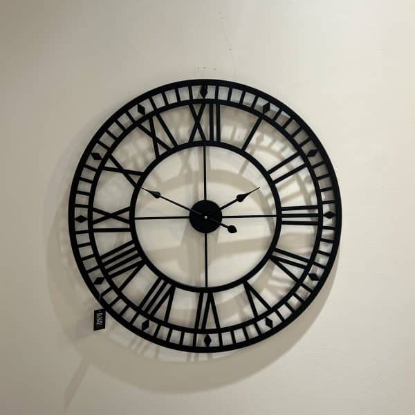 שעון מתכת שחור מספרים רומיים מסדרת מעויינים דגם איקו