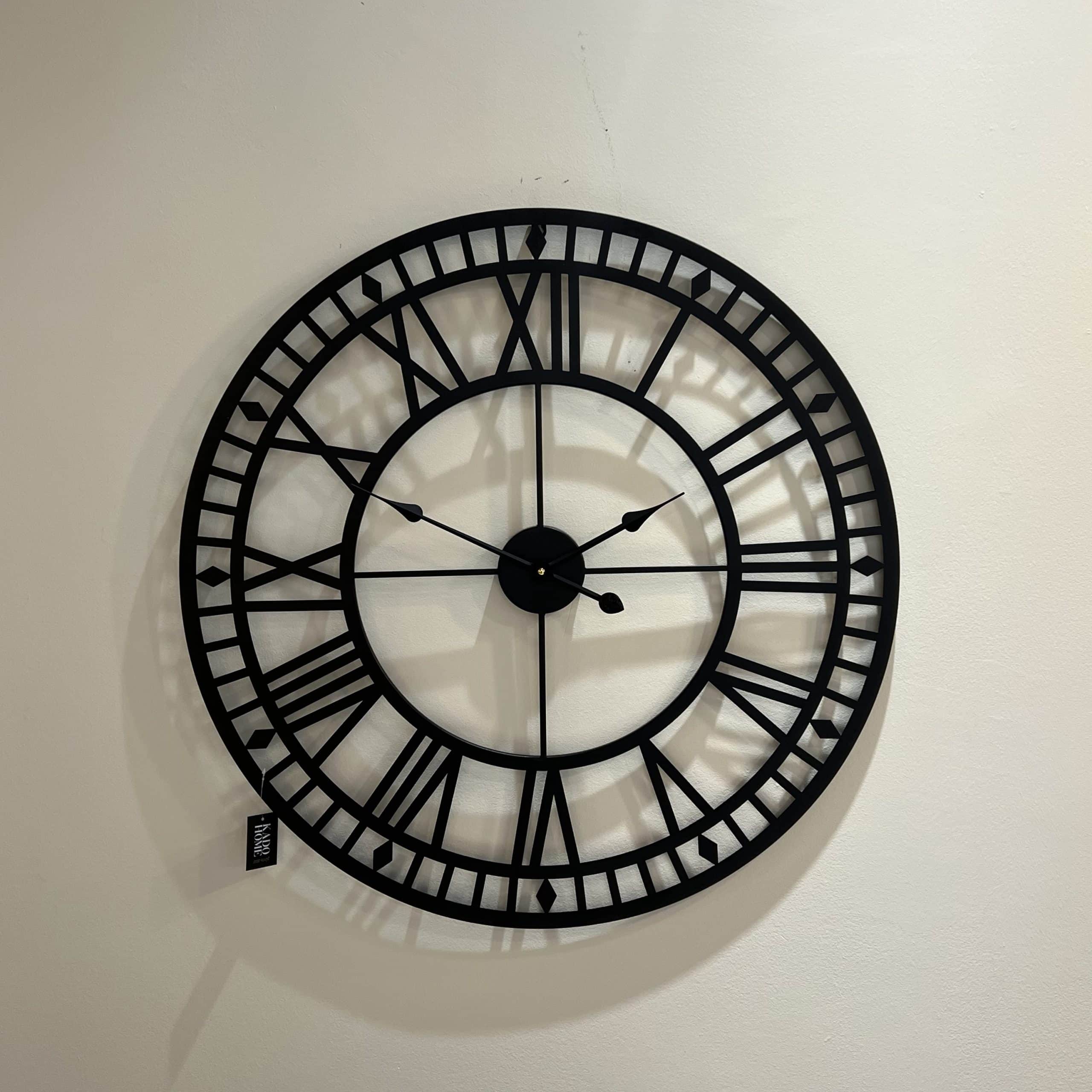 שעון מתכת שחור מספרים רומיים מסדרת מעויינים דגם איקו שעון מתכת שחור מספרים רומיים מסדרת מעויינים דגם איקו