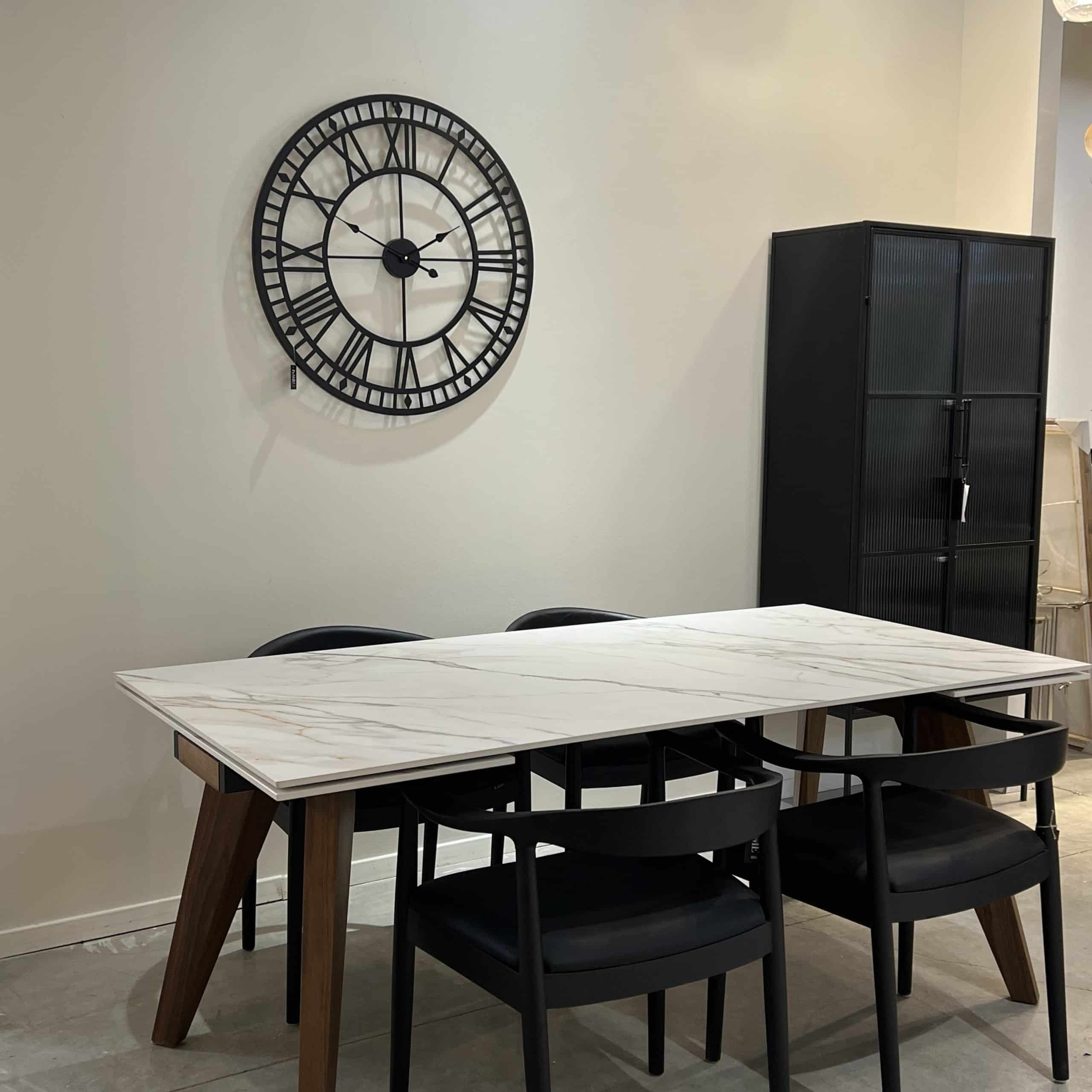 שעון מתכת שחור מספרים רומיים מסדרת מעויינים דגם איקו שעון מתכת שחור מספרים רומיים מסדרת מעויינים דגם איקו