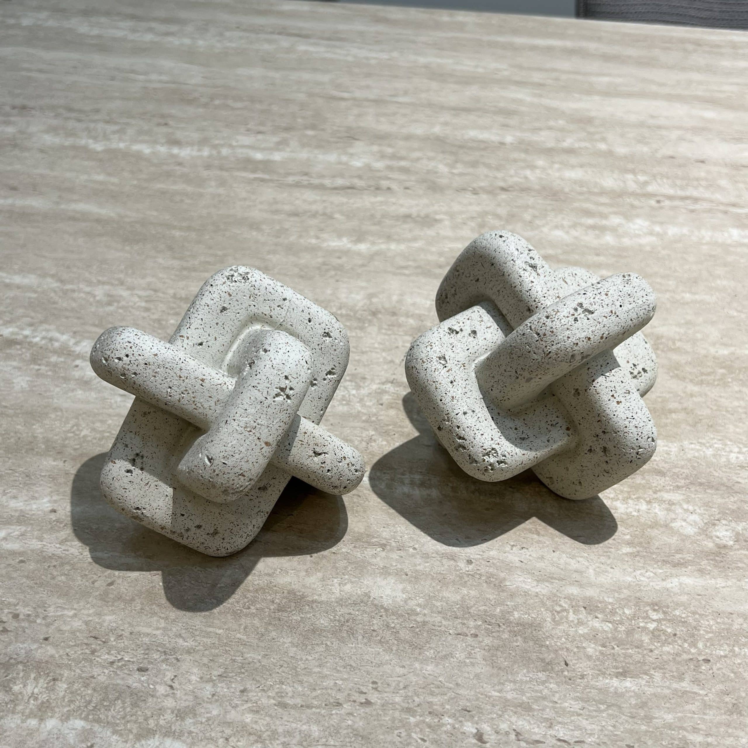 דקורציה קשר לבן שבור 11 ס״מ דגם איקו דקורציה קשר לבן שבור 11 ס״מ דגם איקו