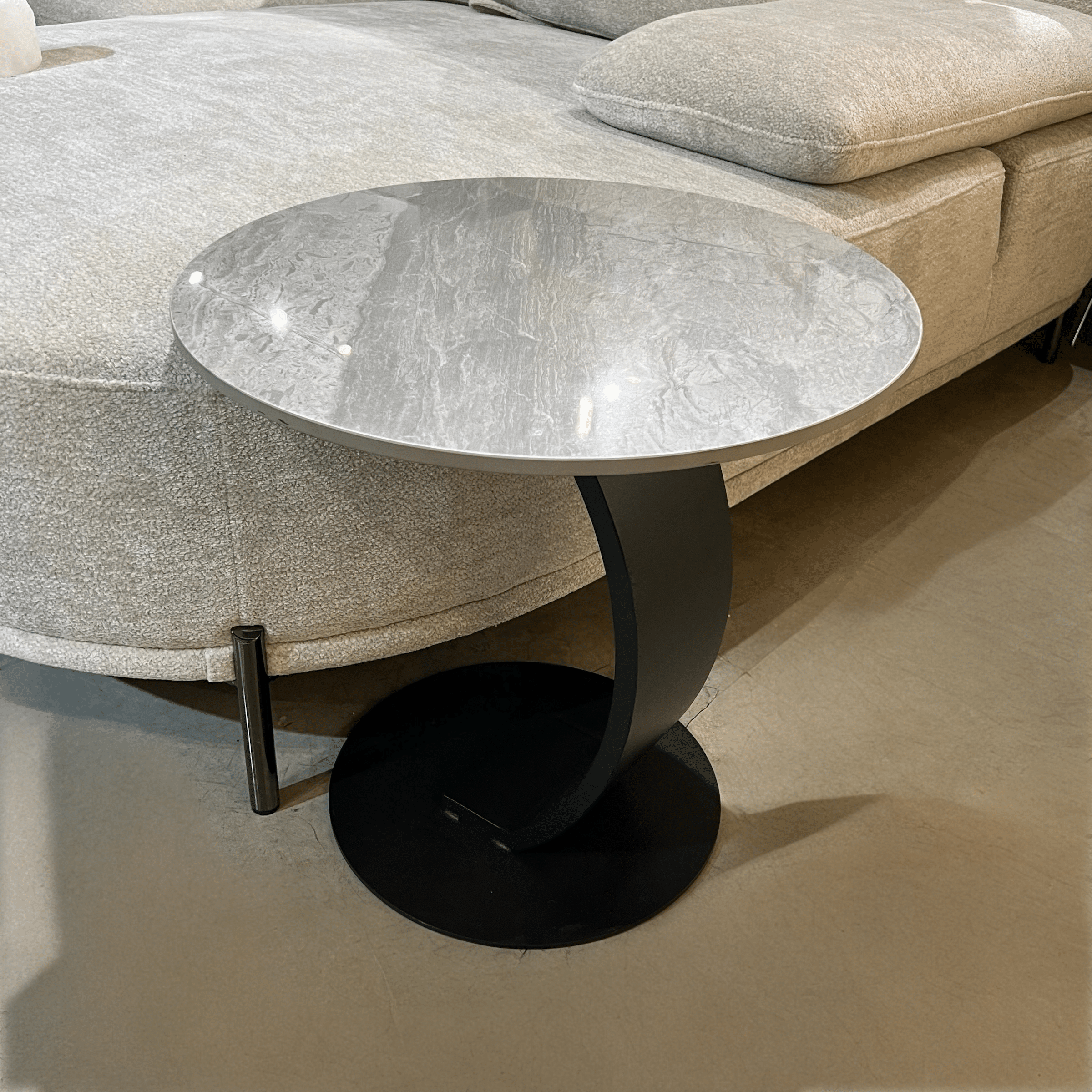 נשכן יוקרתי שיש אפור רגל ברזל מעוגל דגם סופיטל נשכן יוקרתי שיש אפור רגל ברזל מעוגל דגם סופיטל