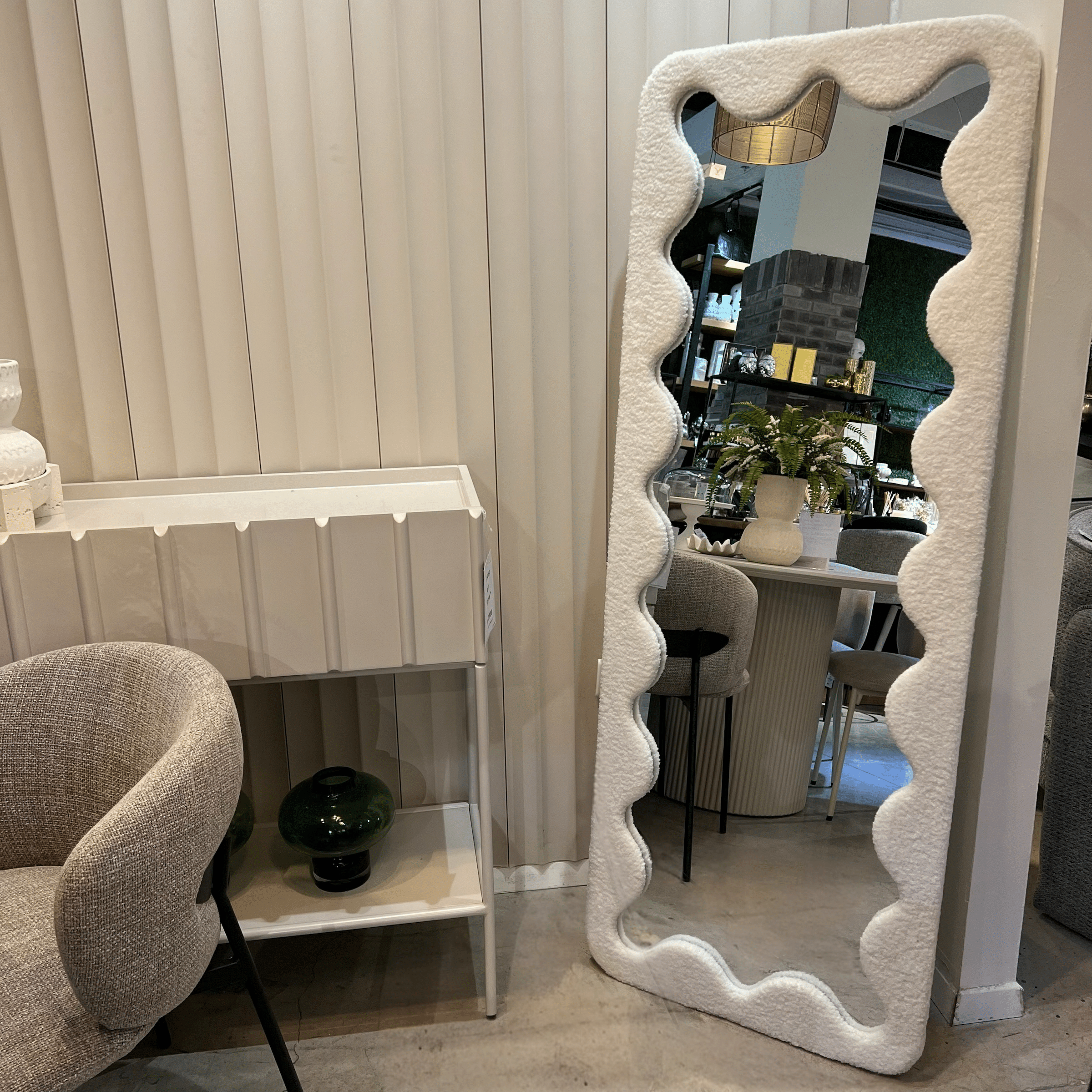 מראה מלבנית מסגרת בוקלה לבן שבור עיגולים דגם איקו- במלאי מוגבל! מראה מלבנית מסגרת בוקלה לבן שבור עיגולים דגם איקו- במלאי מוגבל!