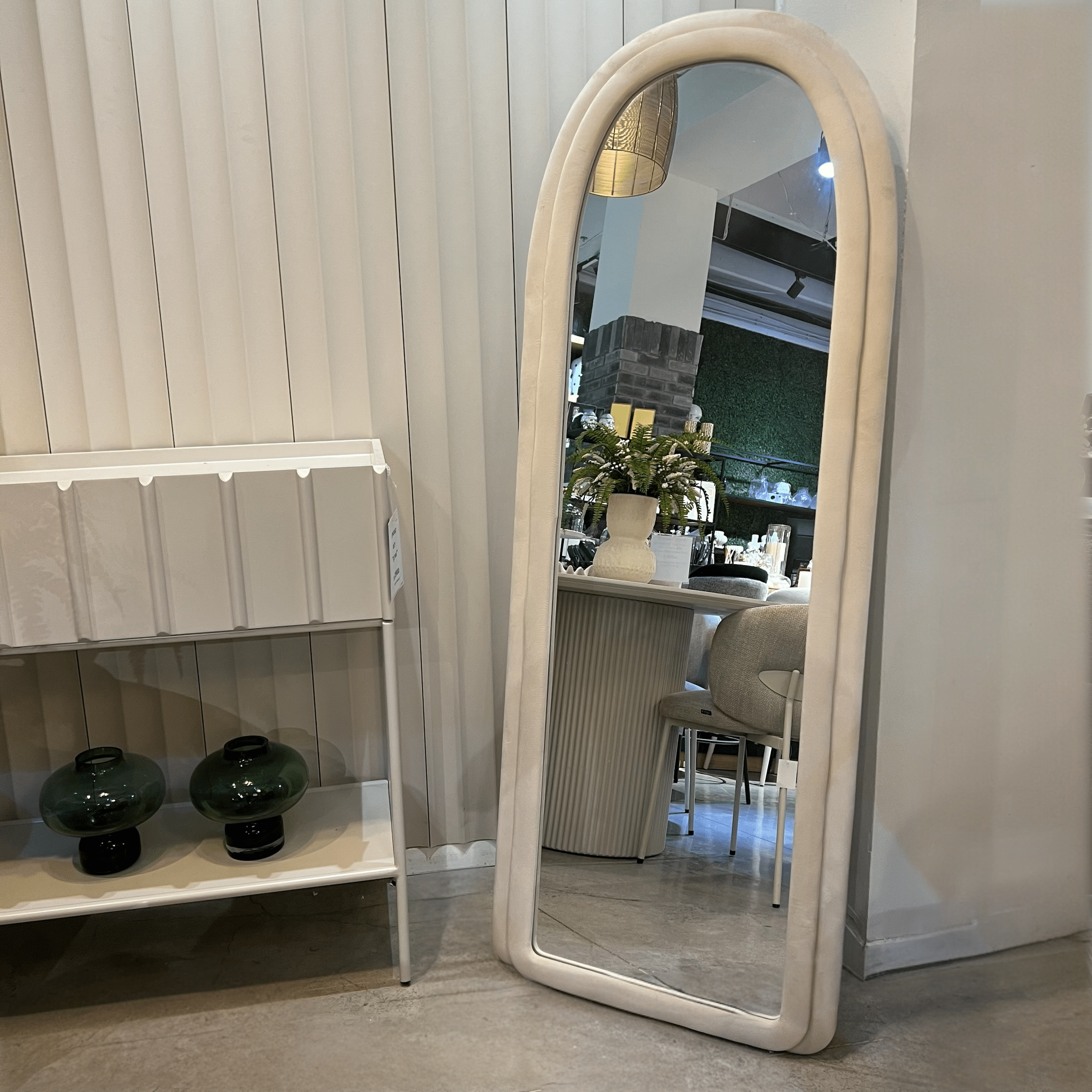 מראה מעוצבת ראש עגול מסגרת קטיפה שמנת דגם איקו- במלאי מוגבל! מראה מעוצבת ראש עגול מסגרת קטיפה שמנת דגם איקו- במלאי מוגבל!