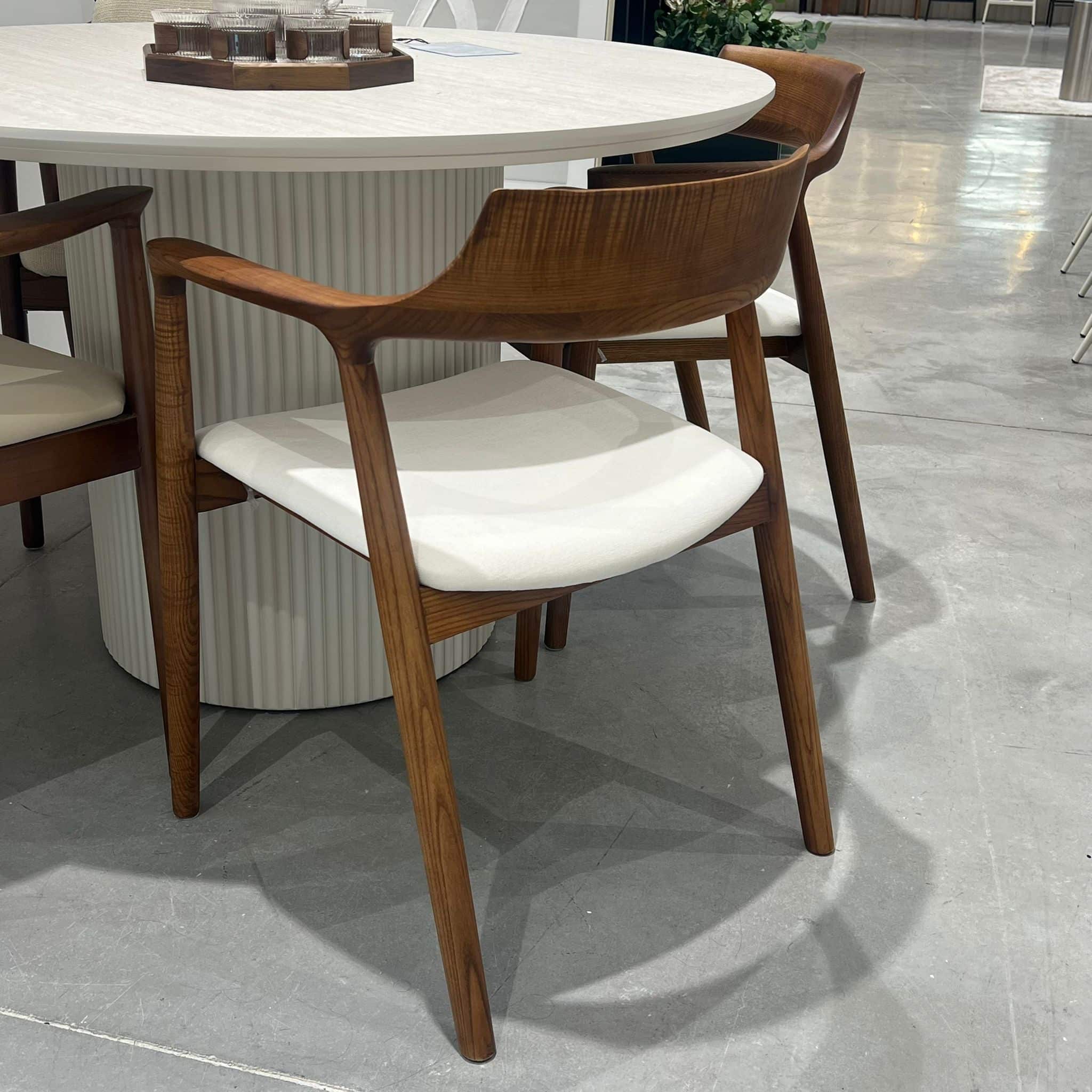 כסא יוקרתי וויל אריג אבן רגל עץ אגוז כהה דגם אמנדה כסא יוקרתי וויל אריג אבן רגל עץ אגוז כהה דגם אמנדה