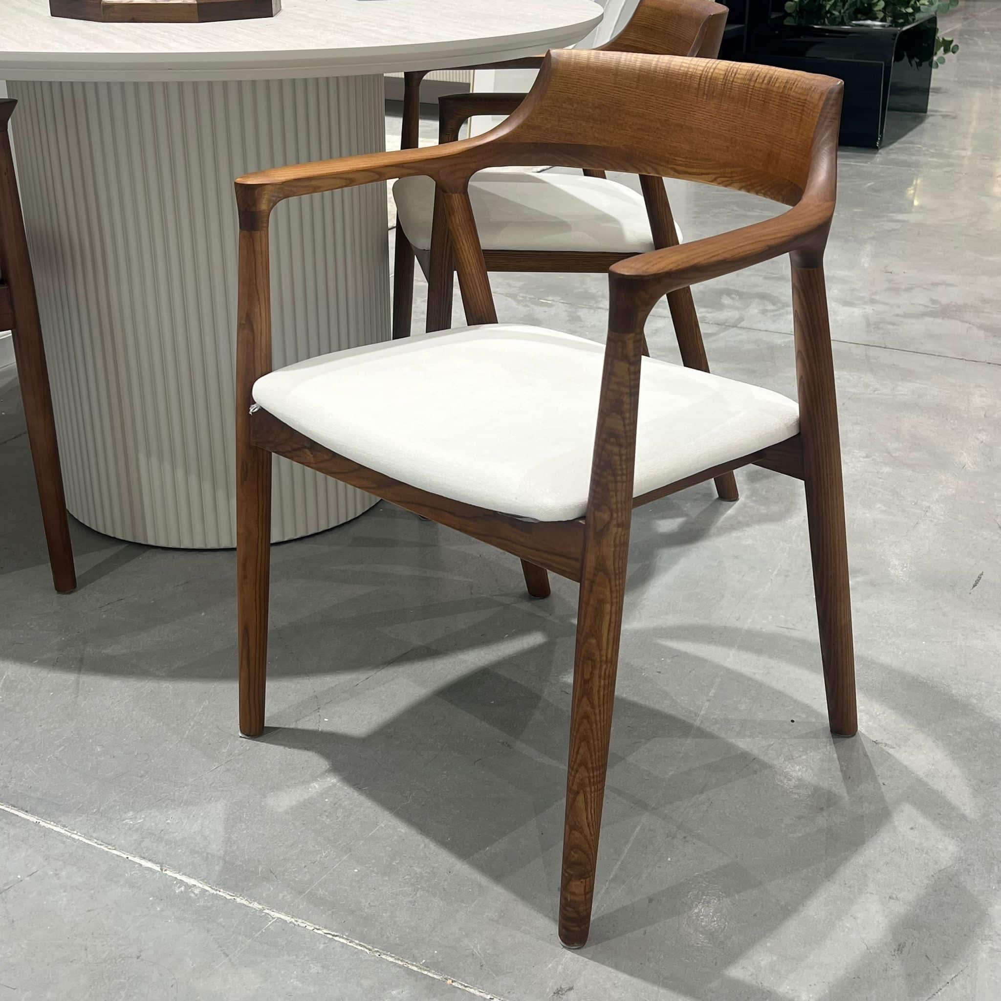 כסא יוקרתי וויל אריג אבן רגל עץ אגוז כהה דגם אמנדה כסא יוקרתי וויל אריג אבן רגל עץ אגוז כהה דגם אמנדה