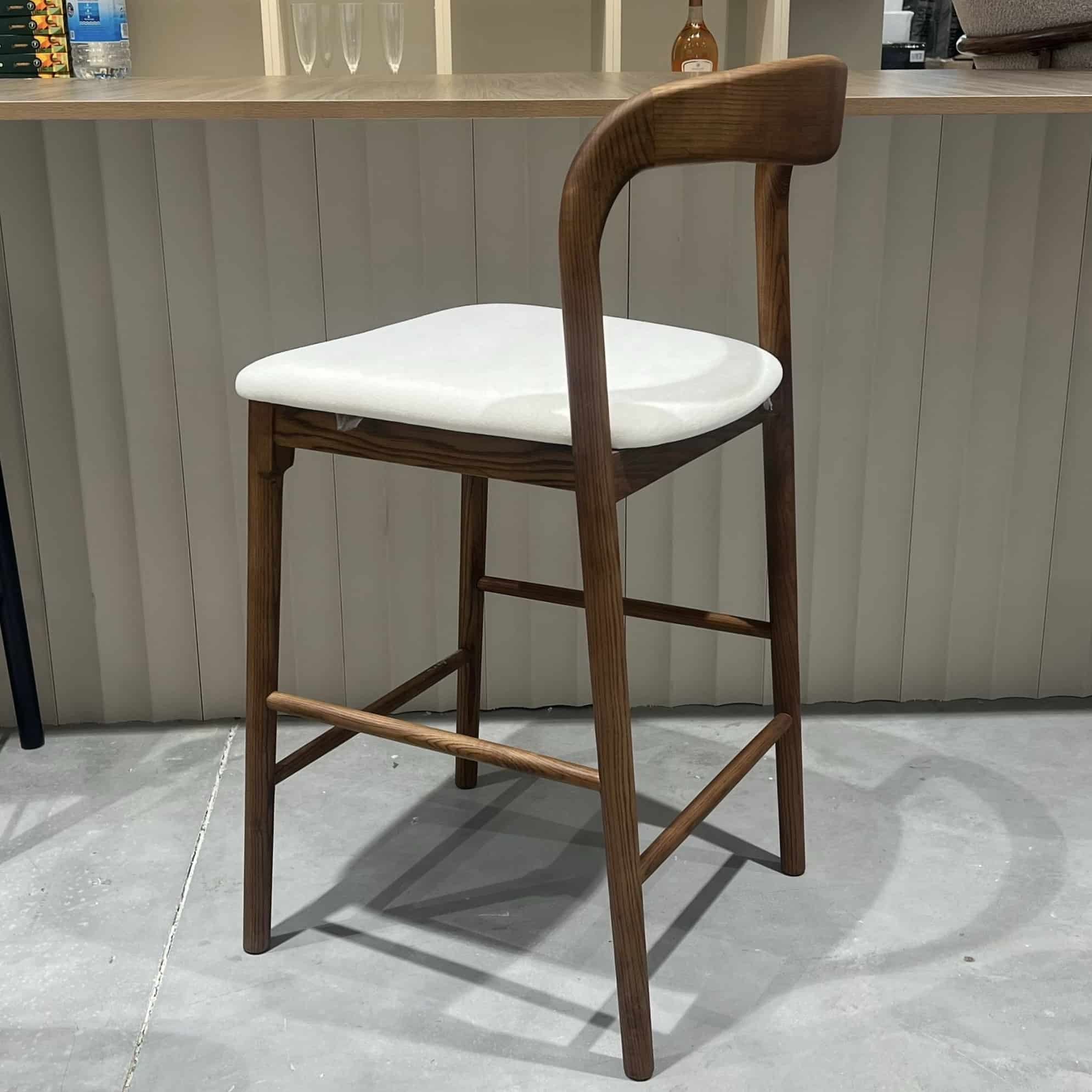 כסא בר יוקרתי לוק אריג אבן רגל עץ אגוז כהה דגם אמנדה כסא בר יוקרתי לוק אריג אבן רגל עץ אגוז כהה דגם אמנדה