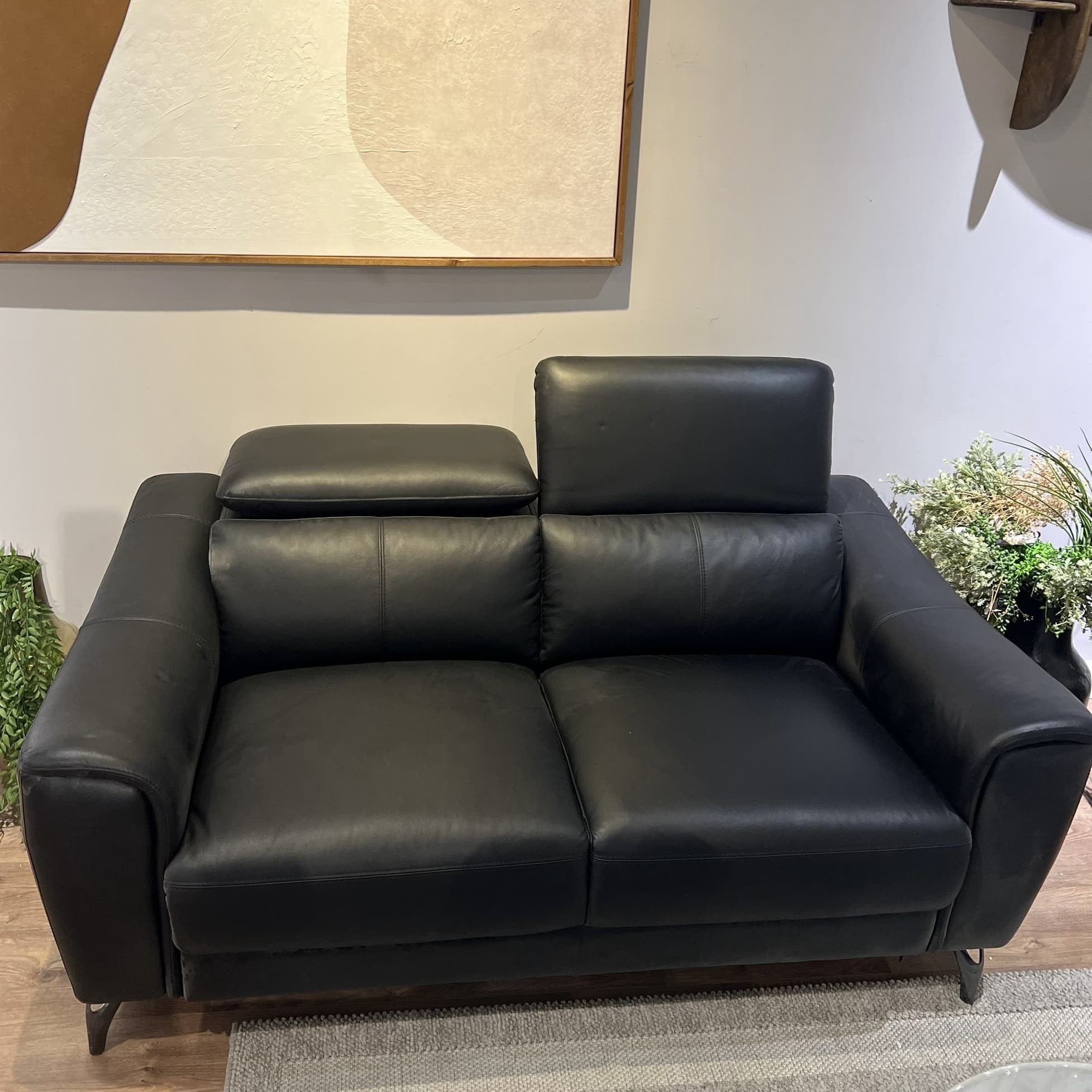 ספה דו (160/90) עור שחור ראשים מתכווננים - אחרונה | חיסול מתצוגה נתניה! ספה דו (160/90) עור שחור ראשים מתכווננים - אחרונה | חיסול מתצוגה נתניה!