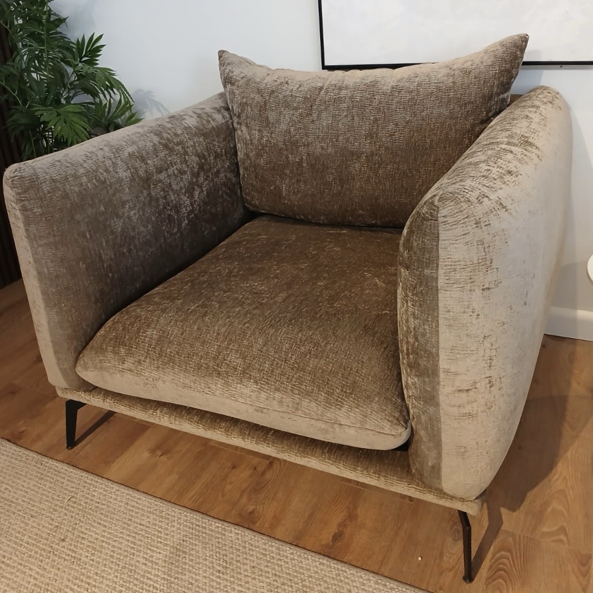 כורסא דגם רוי בד שמפניה / חום רגל שחורה - חיסול מתצוגה נתניה!! כורסא דגם רוי בד שמפניה / חום רגל שחורה - חיסול מתצוגה נתניה!!