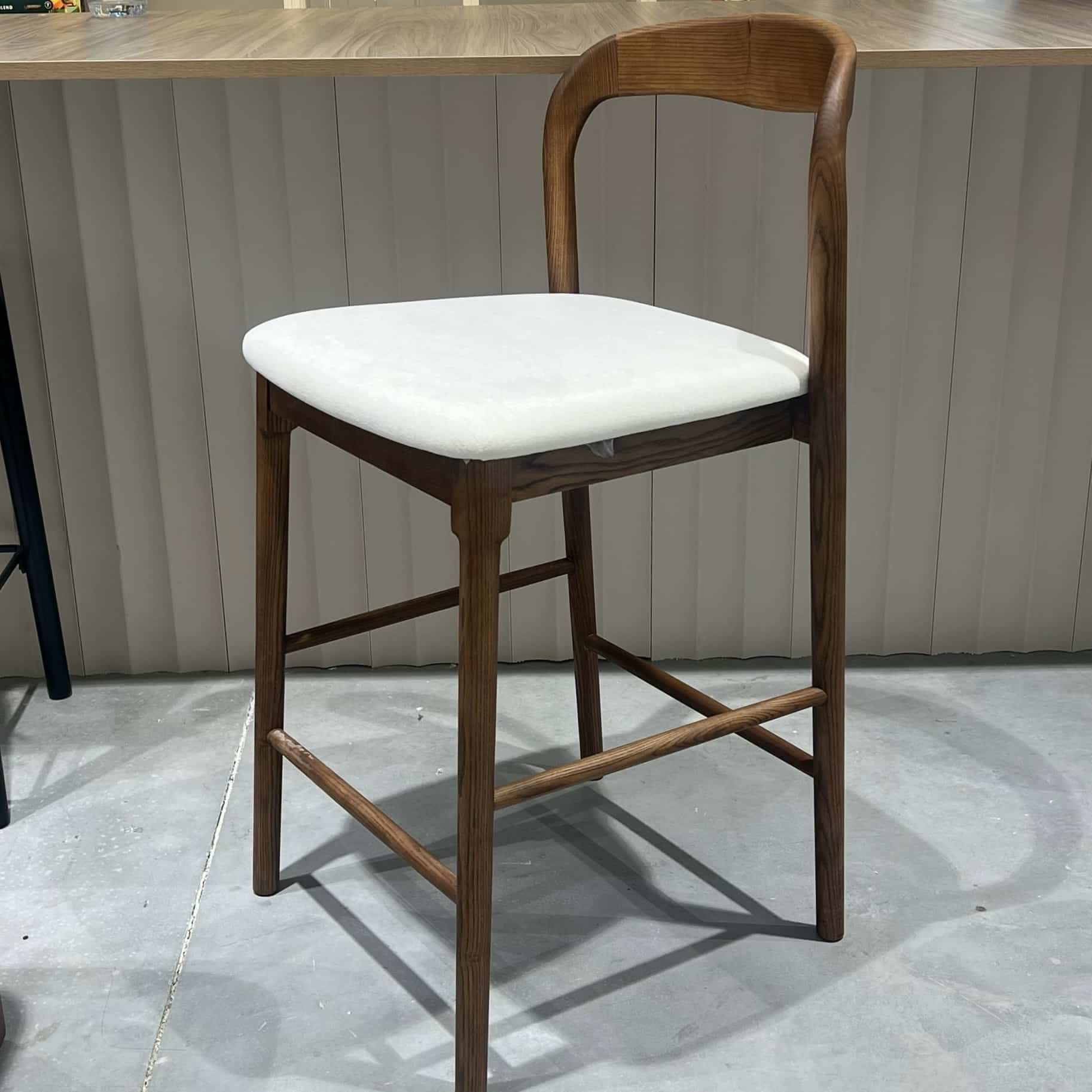 כסא בר יוקרתי לוק אריג אבן רגל עץ אגוז כהה דגם אמנדה כסא בר יוקרתי לוק אריג אבן רגל עץ אגוז כהה דגם אמנדה