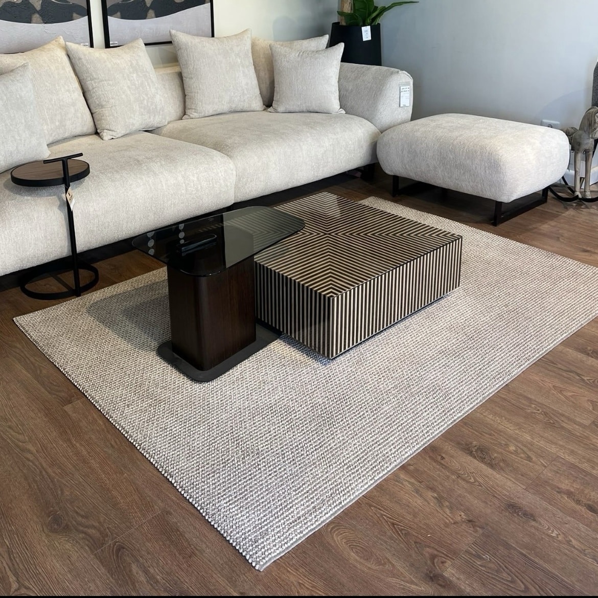 שטיח מעוצב נקודות בז לבן דגם קליפורניה שטיח מעוצב נקודות בז לבן דגם קליפורניה