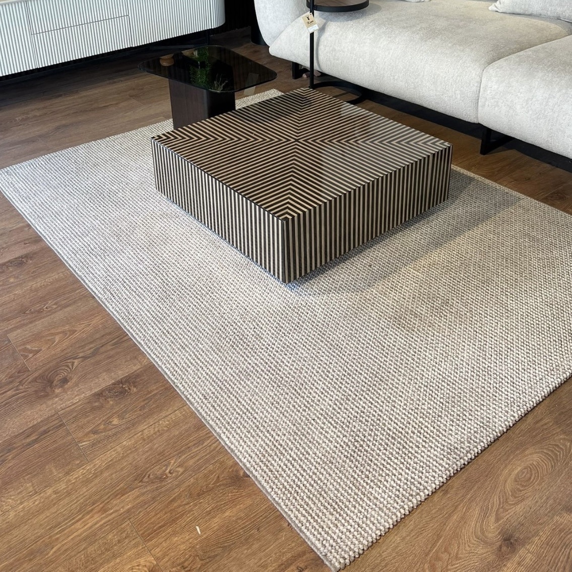 שטיח מעוצב נקודות בז לבן דגם קליפורניה שטיח מעוצב נקודות בז לבן דגם קליפורניה