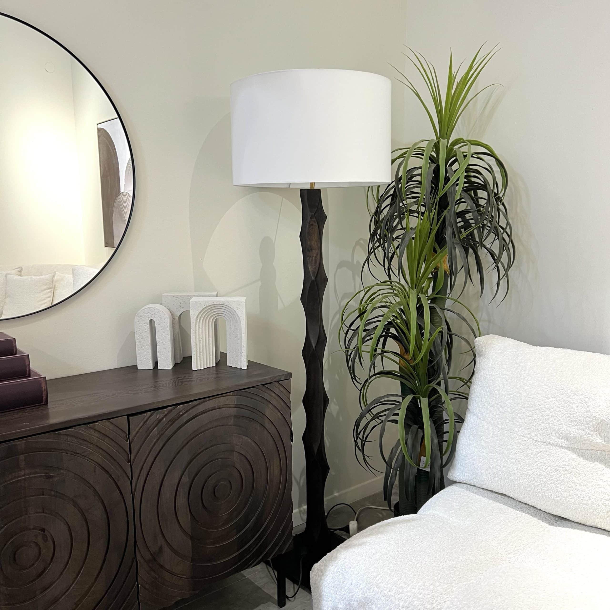 מנורה עומדת רגל עץ גילופים דגם שאנטי מנורה עומדת רגל עץ גילופים דגם שאנטי