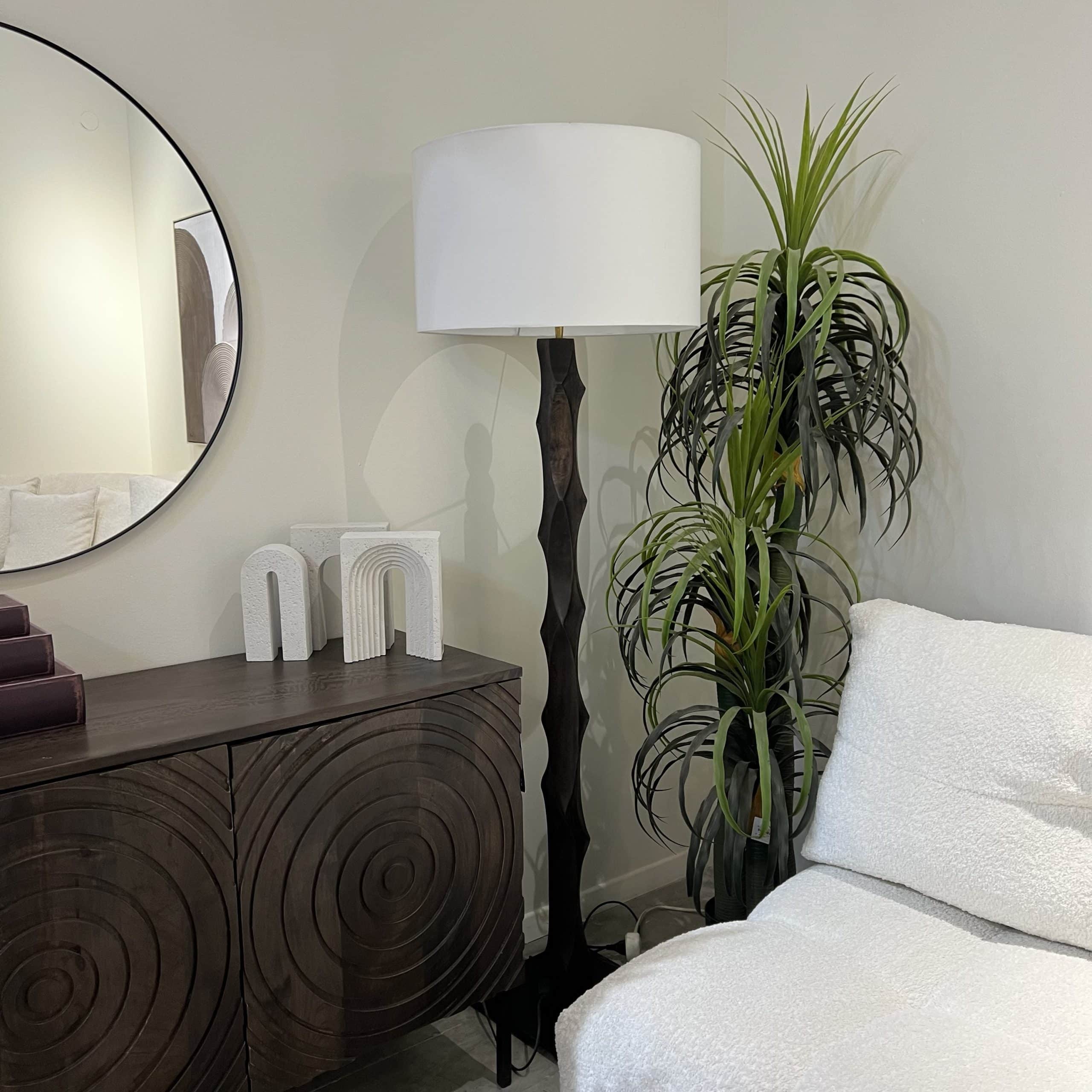 מנורה עומדת רגל עץ גילופים דגם שאנטי מנורה עומדת רגל עץ גילופים דגם שאנטי