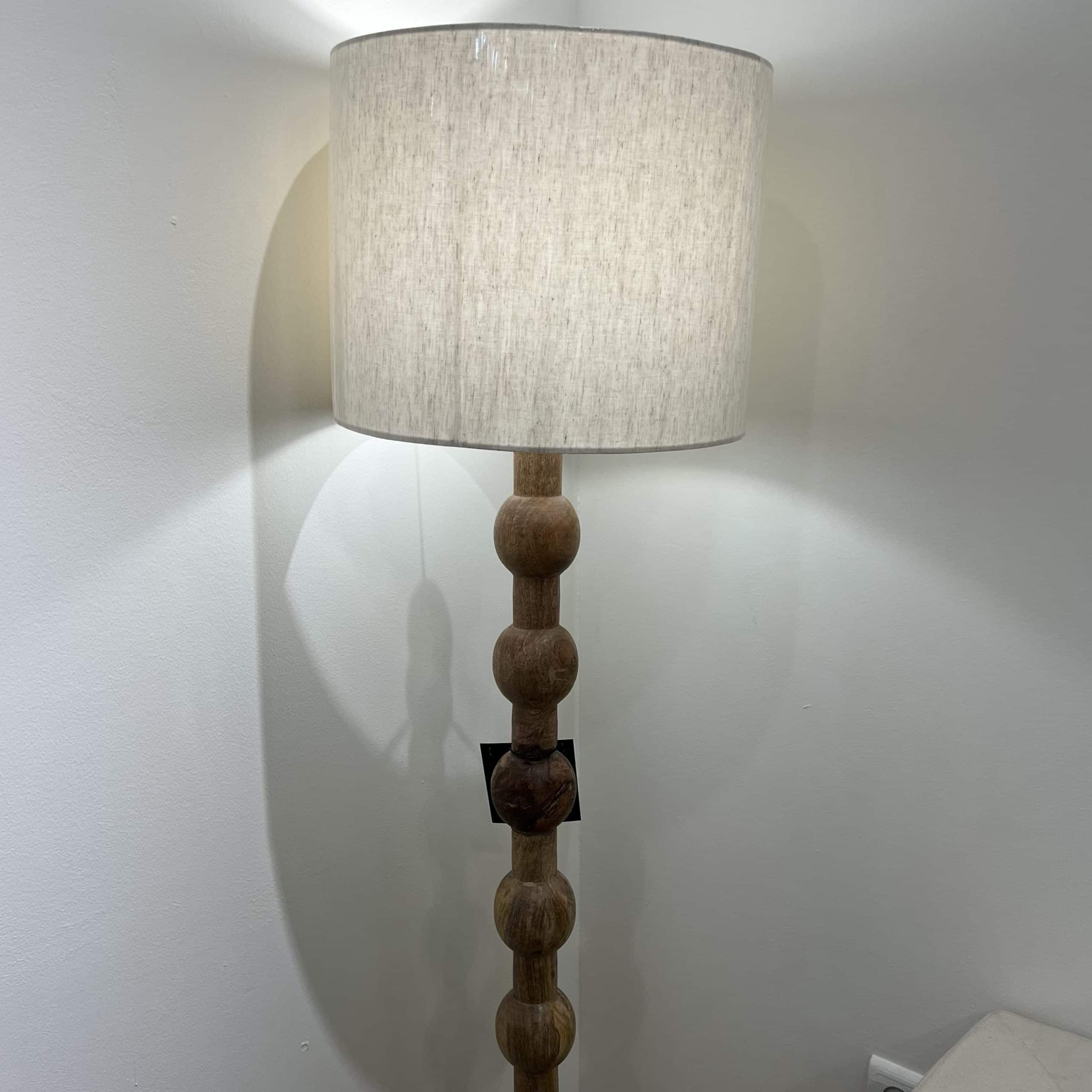 מנורה עומדת רגל עץ כדורים דגם שאנטי מנורה עומדת רגל עץ כדורים דגם שאנטי